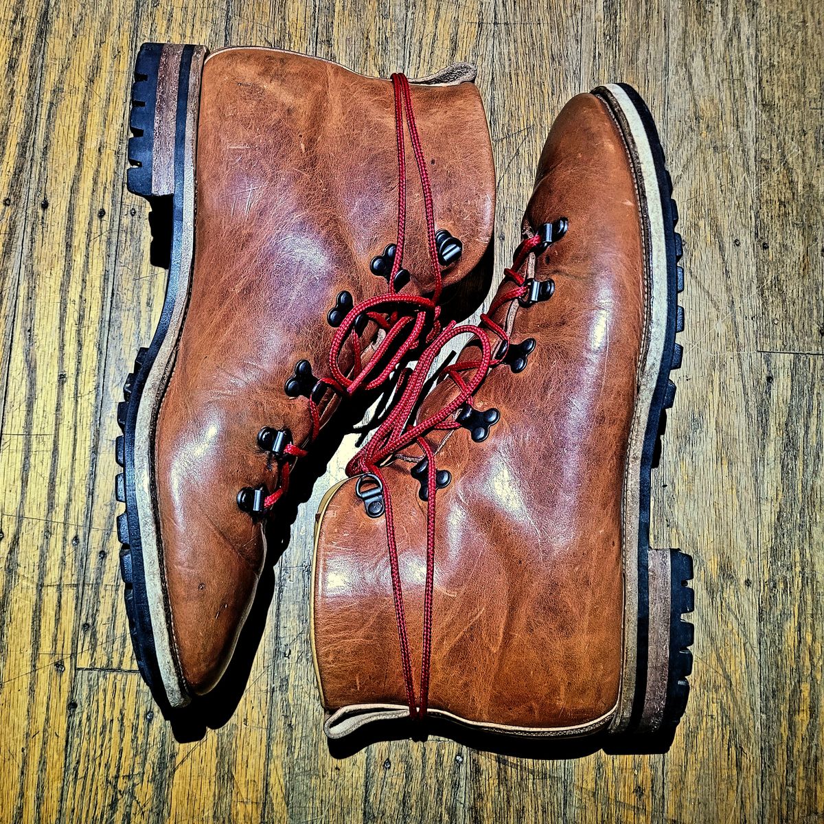 Photo by Das_Bones on January 5, 2024 of the Viberg Hiker in Horween Natural Dublin.