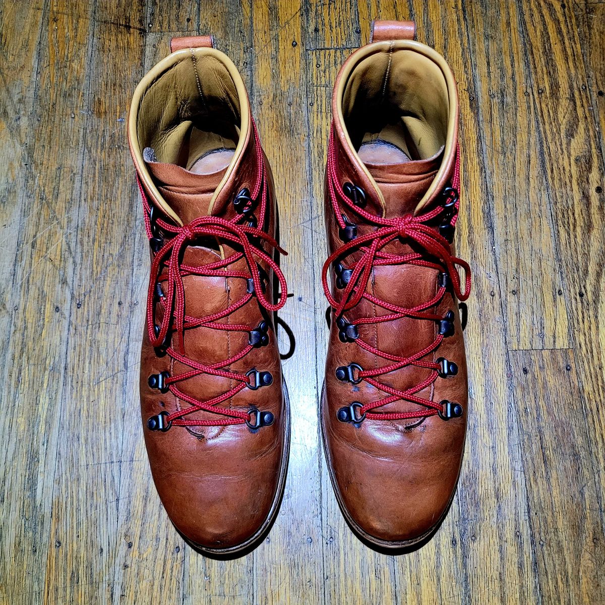 Photo by Das_Bones on January 5, 2024 of the Viberg Hiker in Horween Natural Dublin.