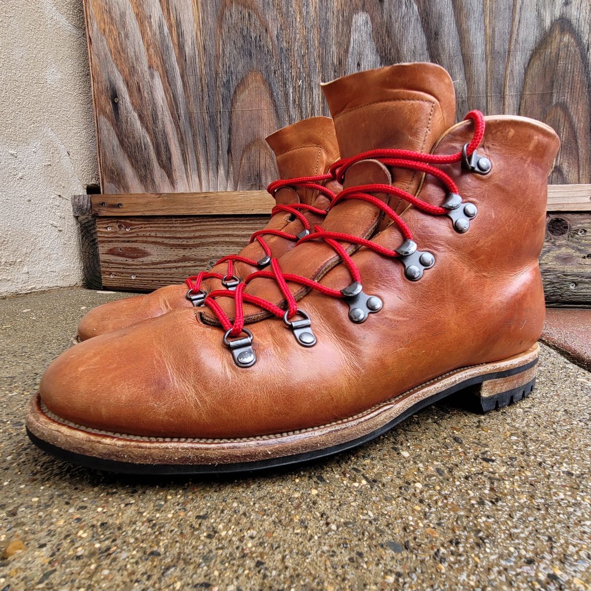 Photo by Das_Bones on February 3, 2024 of the Viberg Hiker in Horween Natural Dublin.