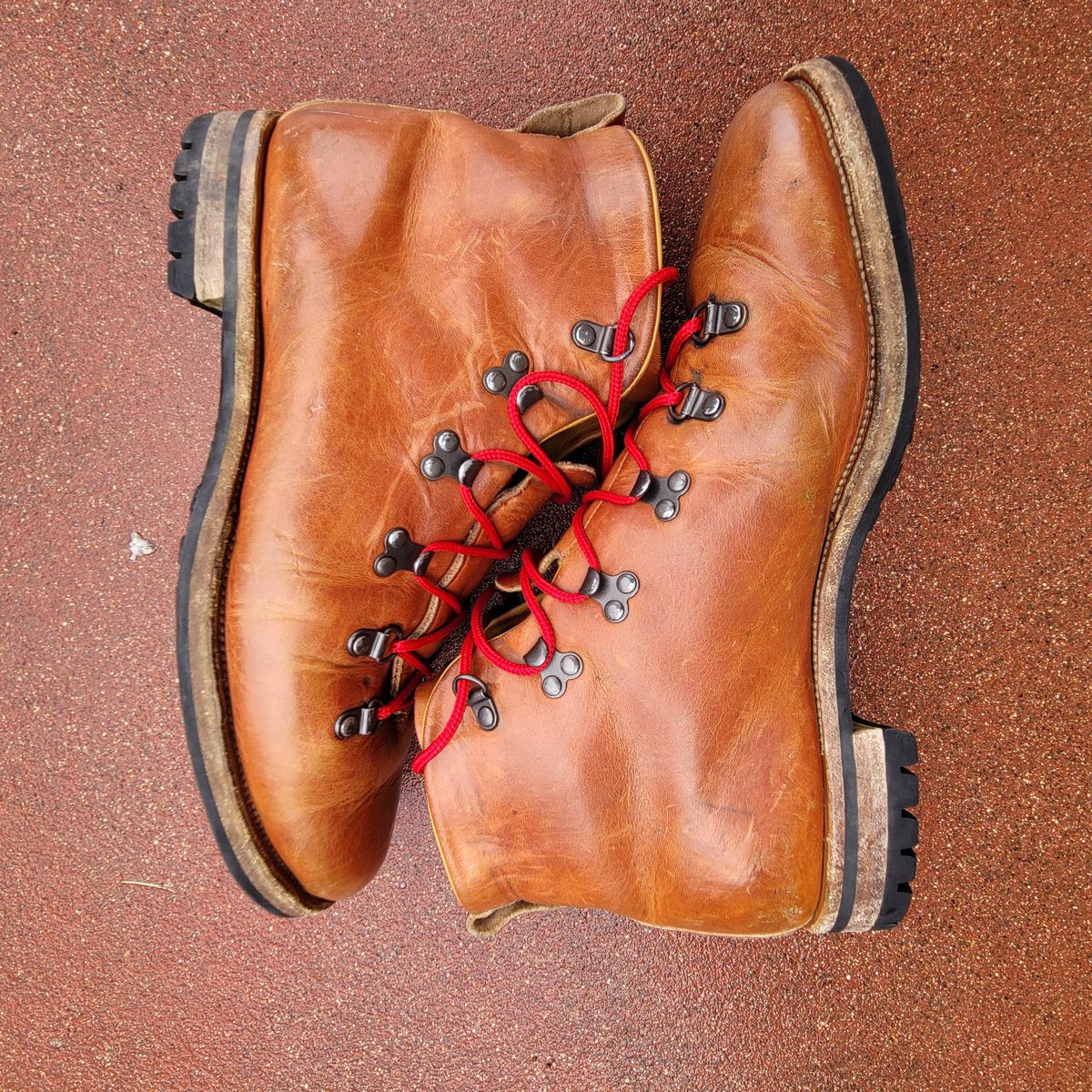 Photo by Das_Bones on February 3, 2024 of the Viberg Hiker in Horween Natural Dublin.