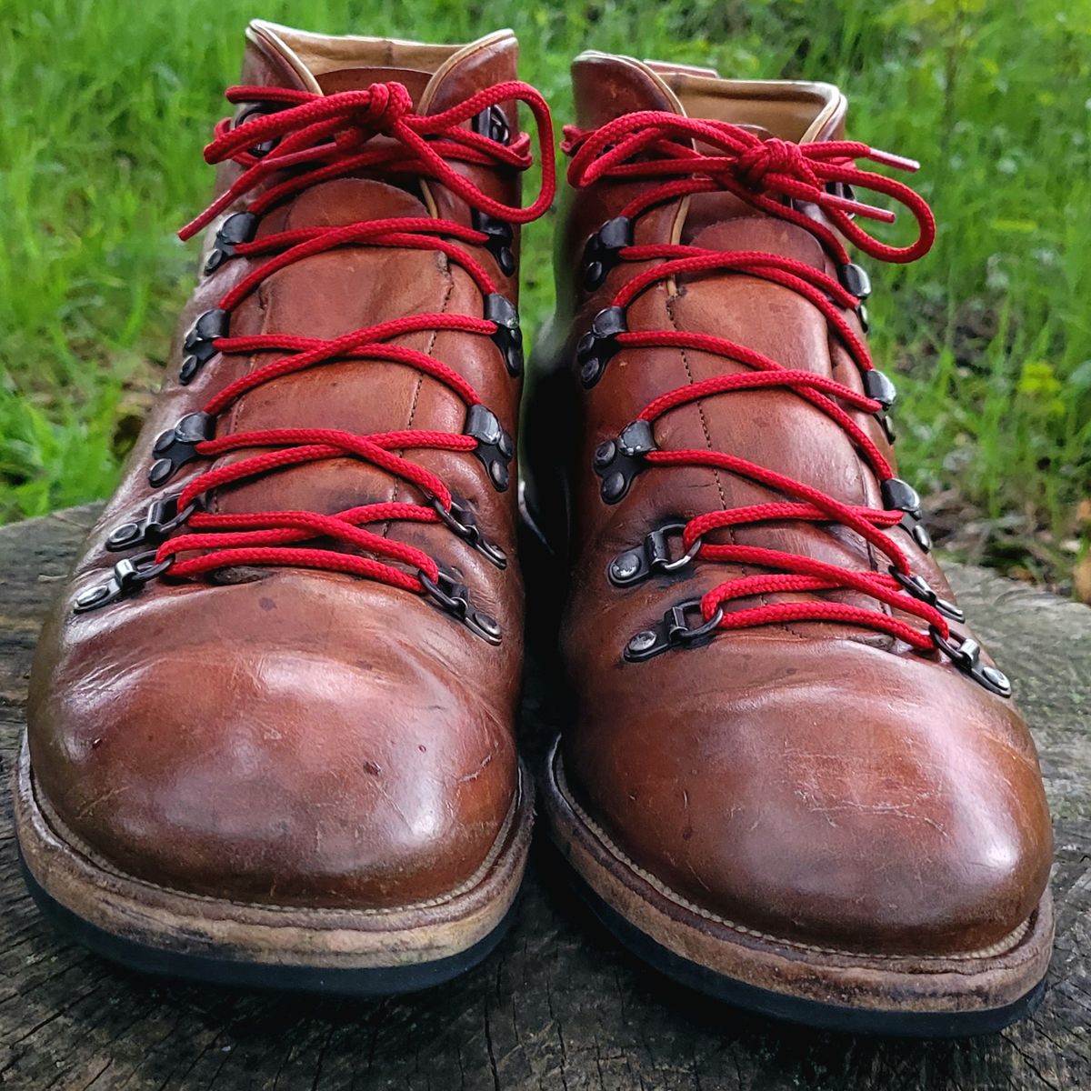 Photo by Das_Bones on March 1, 2024 of the Viberg Hiker in Horween Natural Dublin.