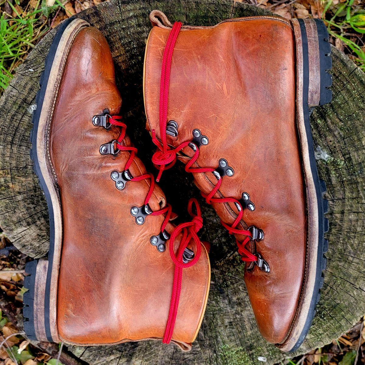 Photo by Das_Bones on March 1, 2024 of the Viberg Hiker in Horween Natural Dublin.