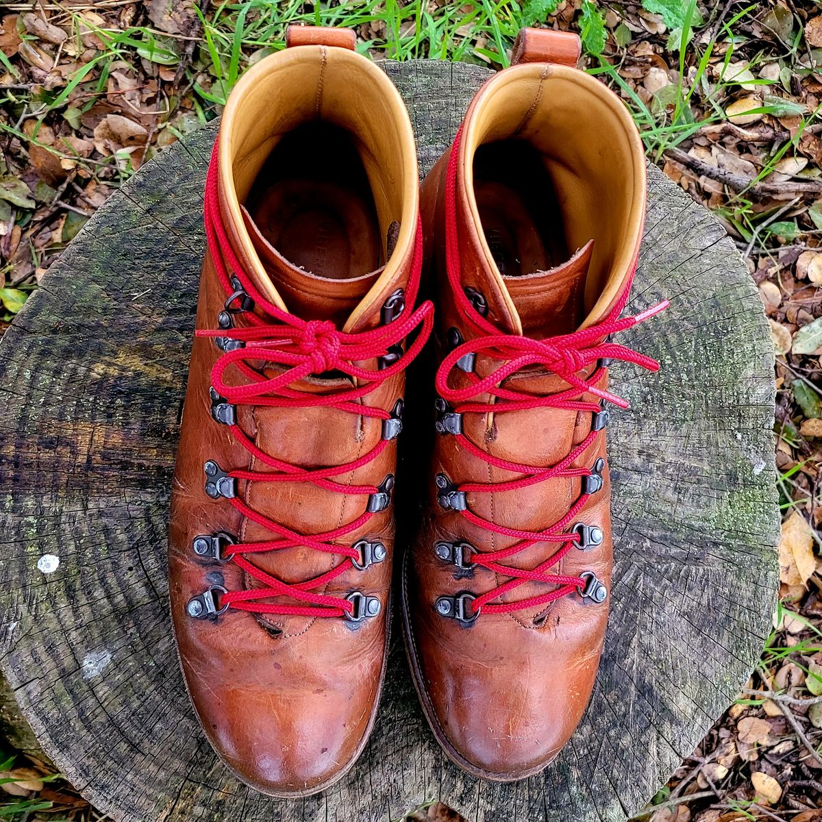 Photo by Das_Bones on March 1, 2024 of the Viberg Hiker in Horween Natural Dublin.