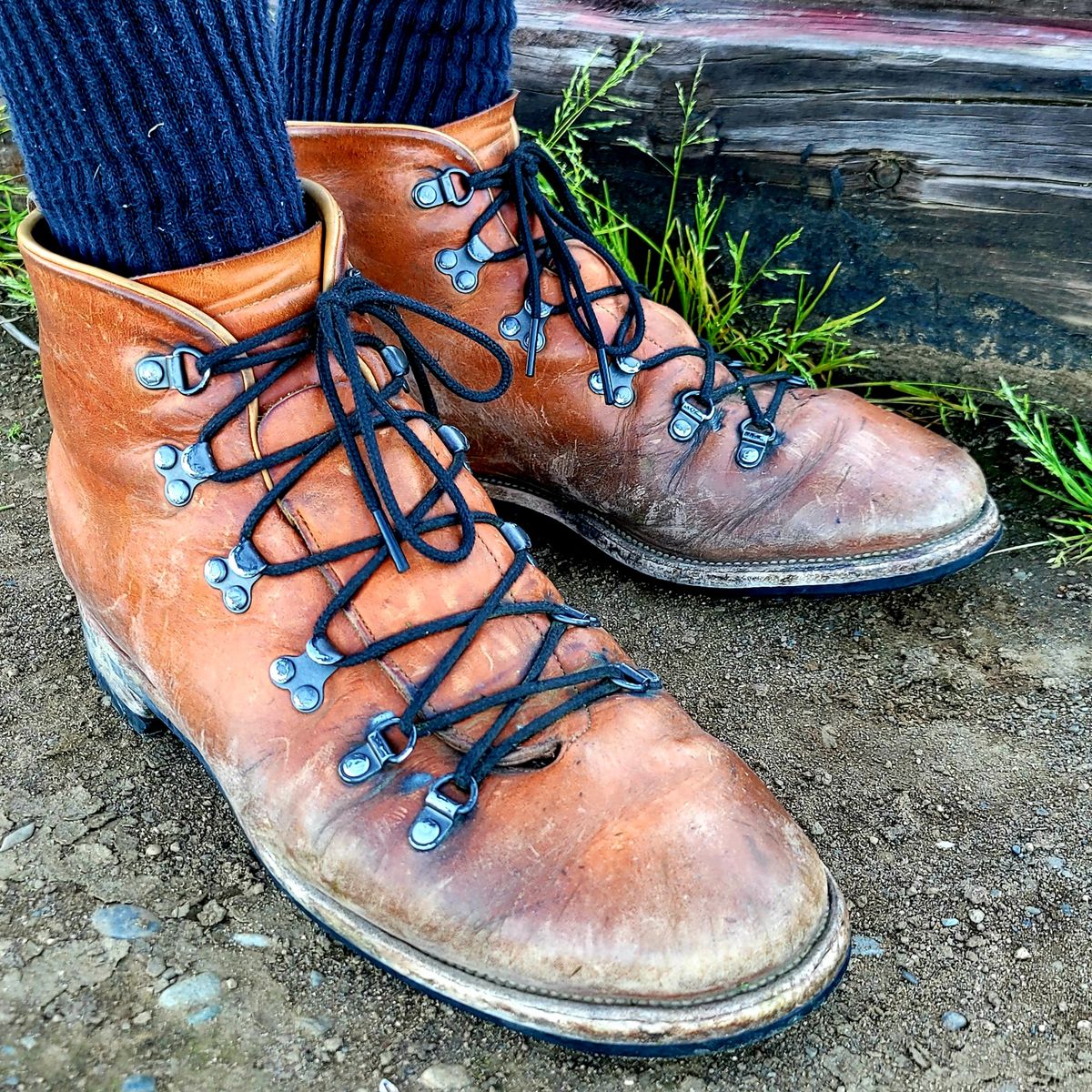 Photo by Das_Bones on April 6, 2024 of the Viberg Hiker in Horween Natural Dublin.