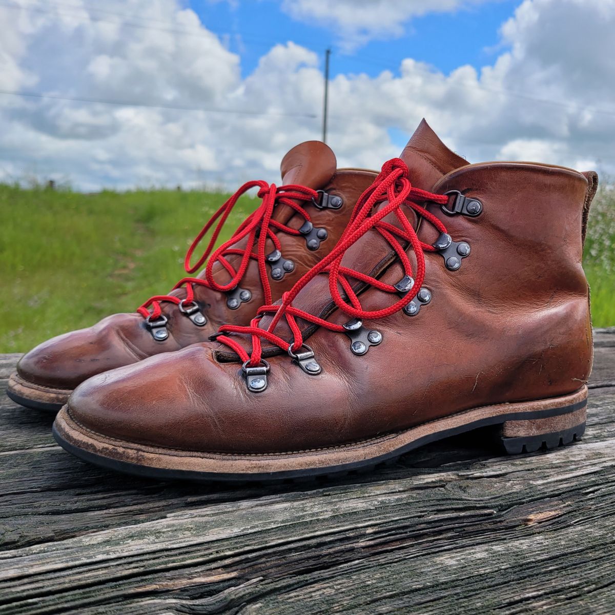 Photo by Das_Bones on April 6, 2024 of the Viberg Hiker in Horween Natural Dublin.