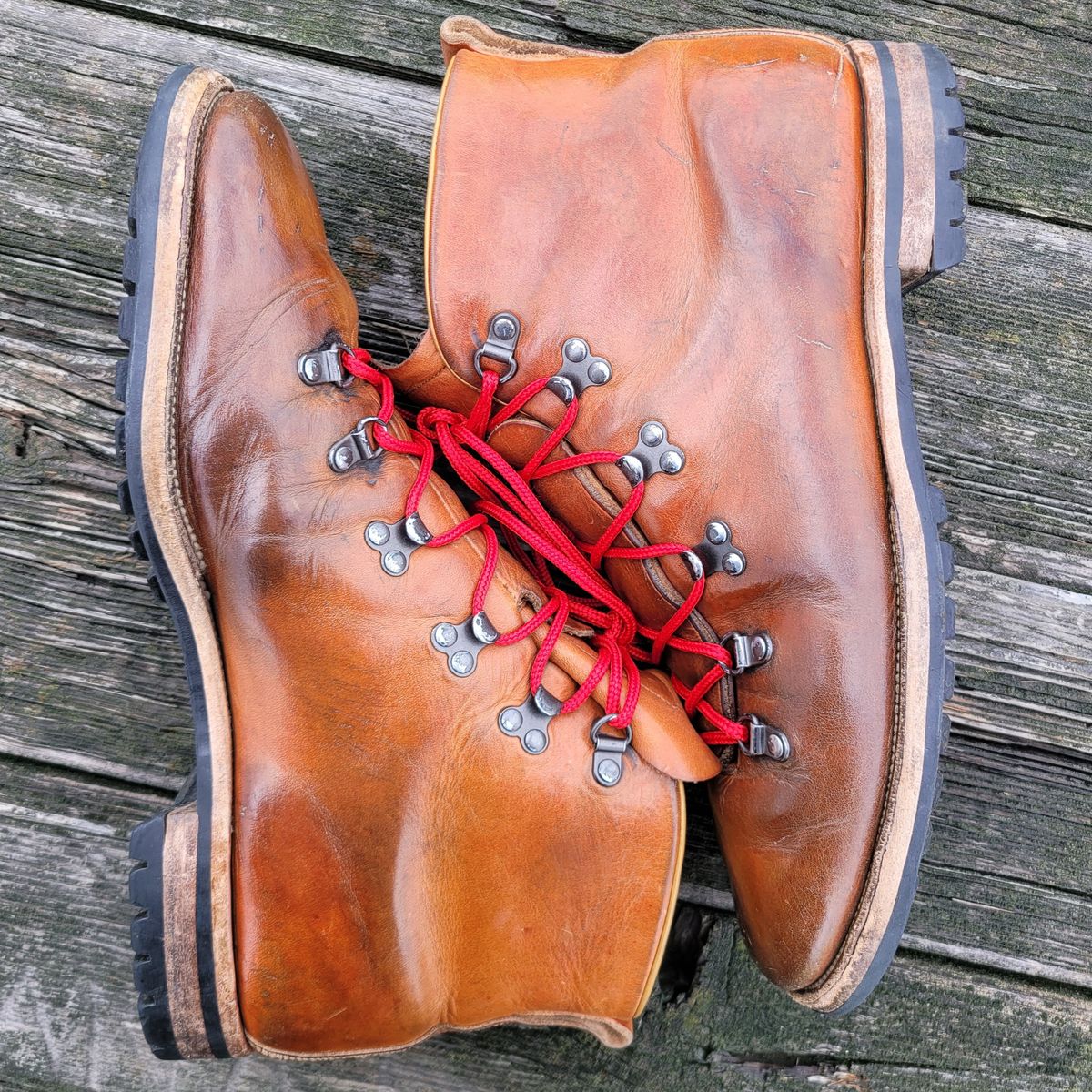 Photo by Das_Bones on April 6, 2024 of the Viberg Hiker in Horween Natural Dublin.