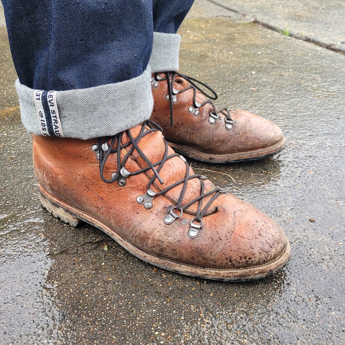 Photo by Das_Bones on April 13, 2024 of the Viberg Hiker in Horween Natural Dublin.