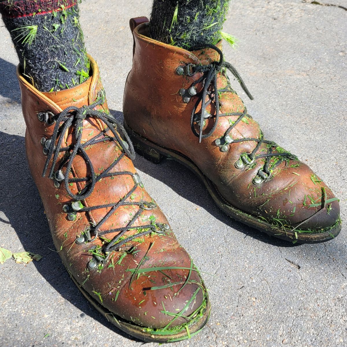 Photo by Das_Bones on April 20, 2024 of the Viberg Hiker in Horween Natural Dublin.