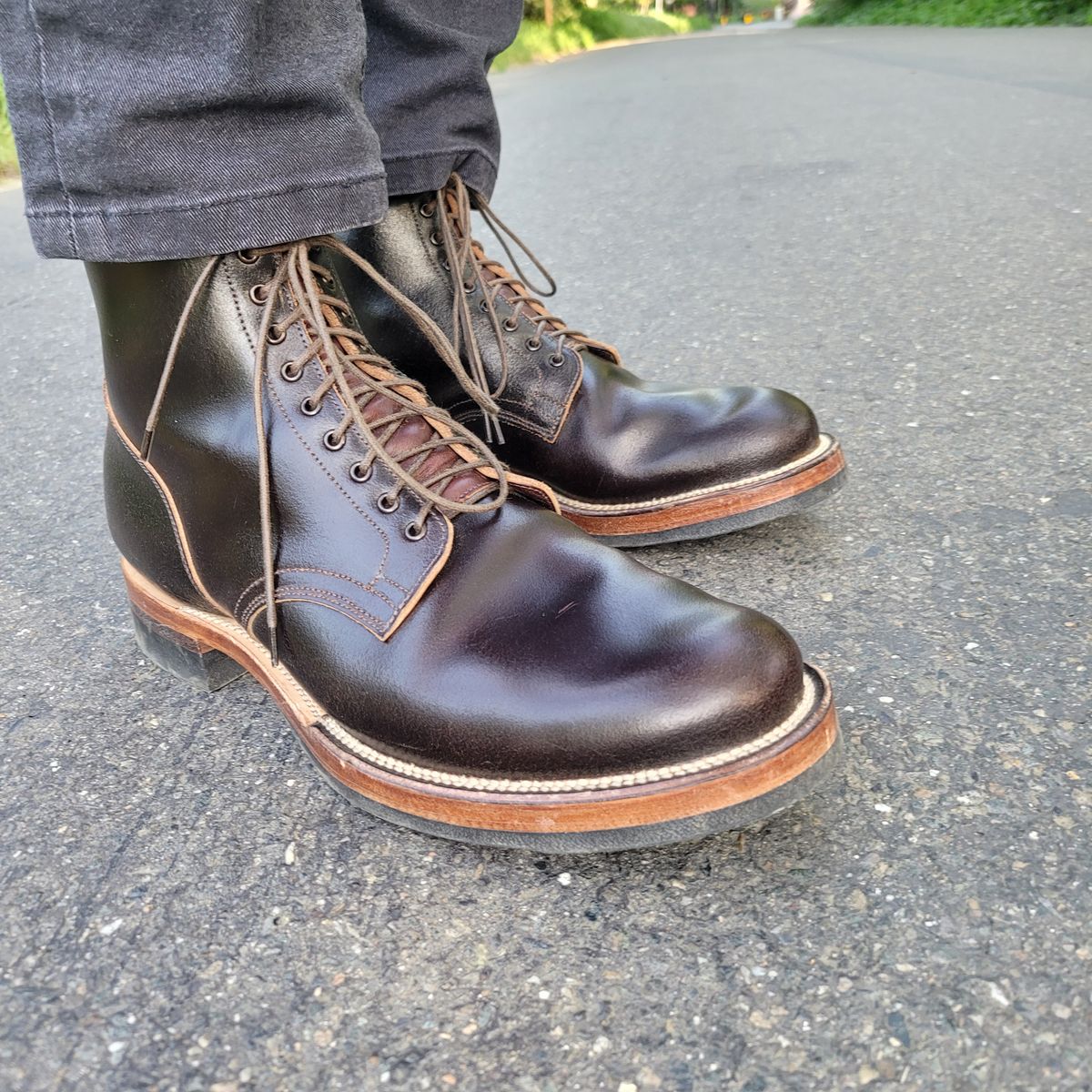 Photo by Das_Bones on April 13, 2024 of the Viberg Service Boot in Horween Brown Waxed Flesh.