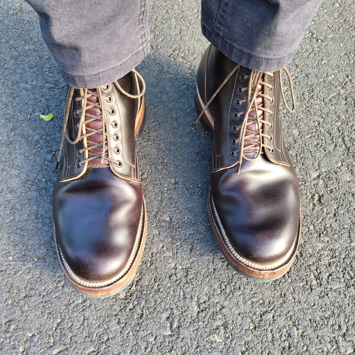 Photo by Das_Bones on April 13, 2024 of the Viberg Service Boot in Horween Brown Waxed Flesh.