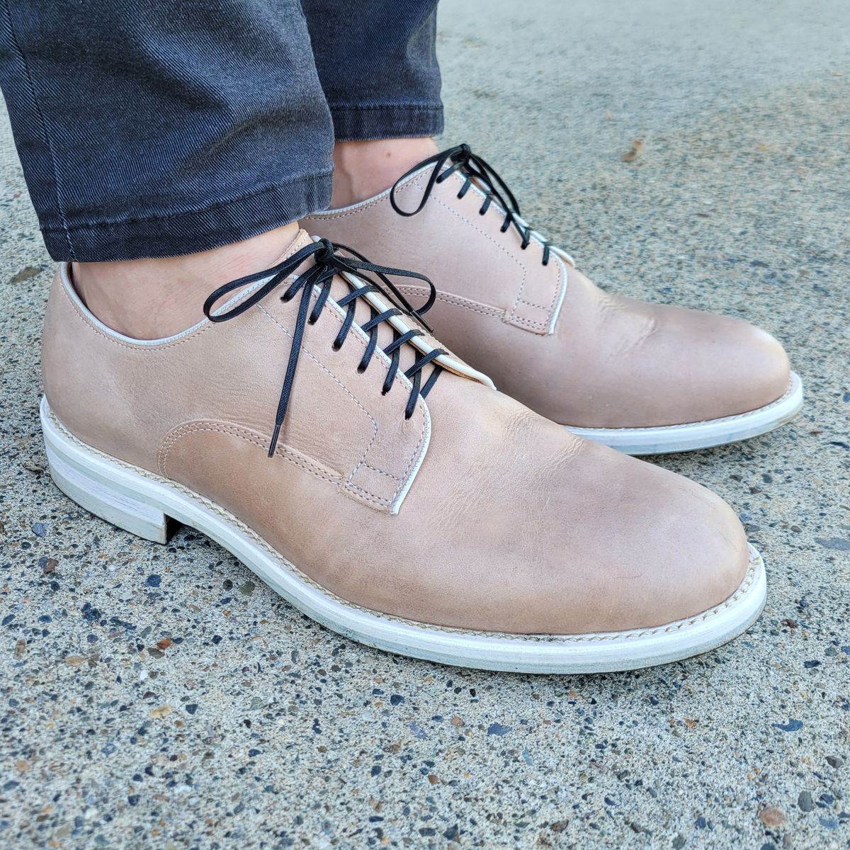 Photo by Das_Bones on April 20, 2024 of the Viberg Derby Shoe in Used White Horsehide.