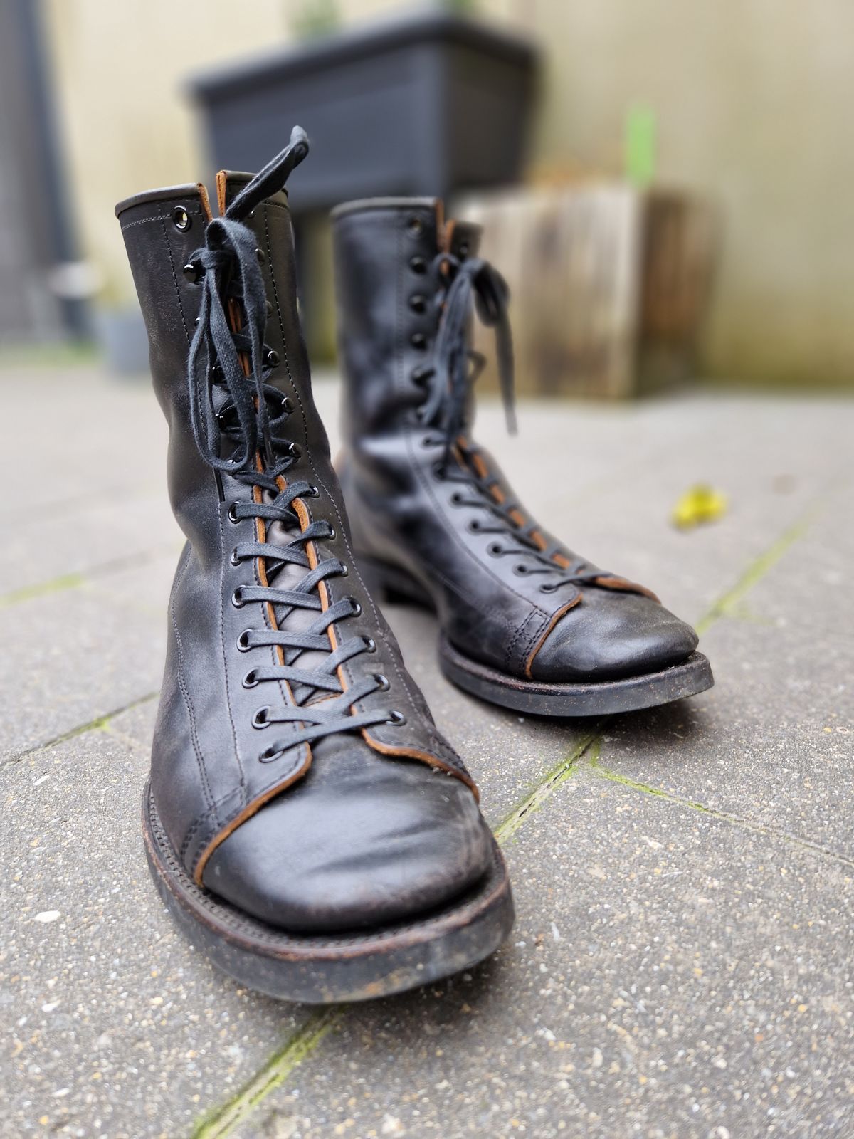 Photo by Chris007 on December 3, 2022 of the Clinch Gary Boots in Black-Overdyed Horsebutt.