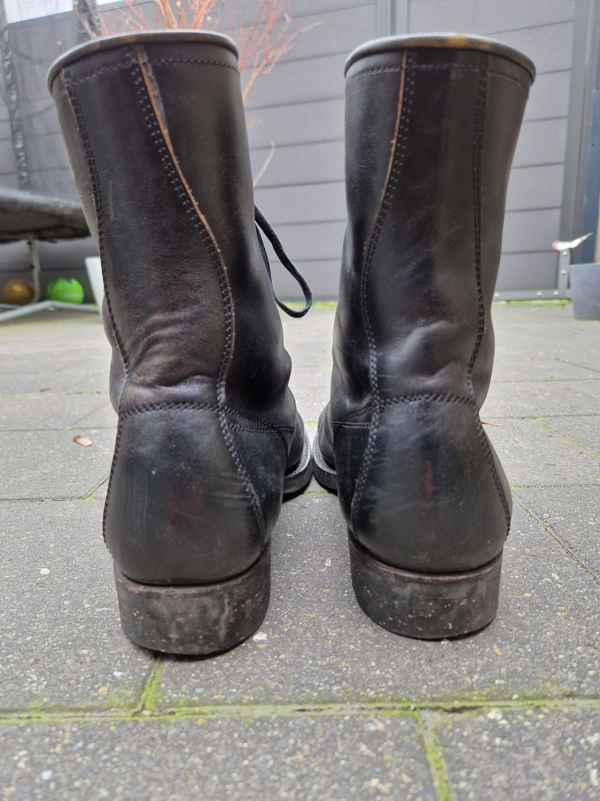 Photo by Chris007 on December 3, 2022 of the Clinch Gary Boots in Black-Overdyed Horsebutt.