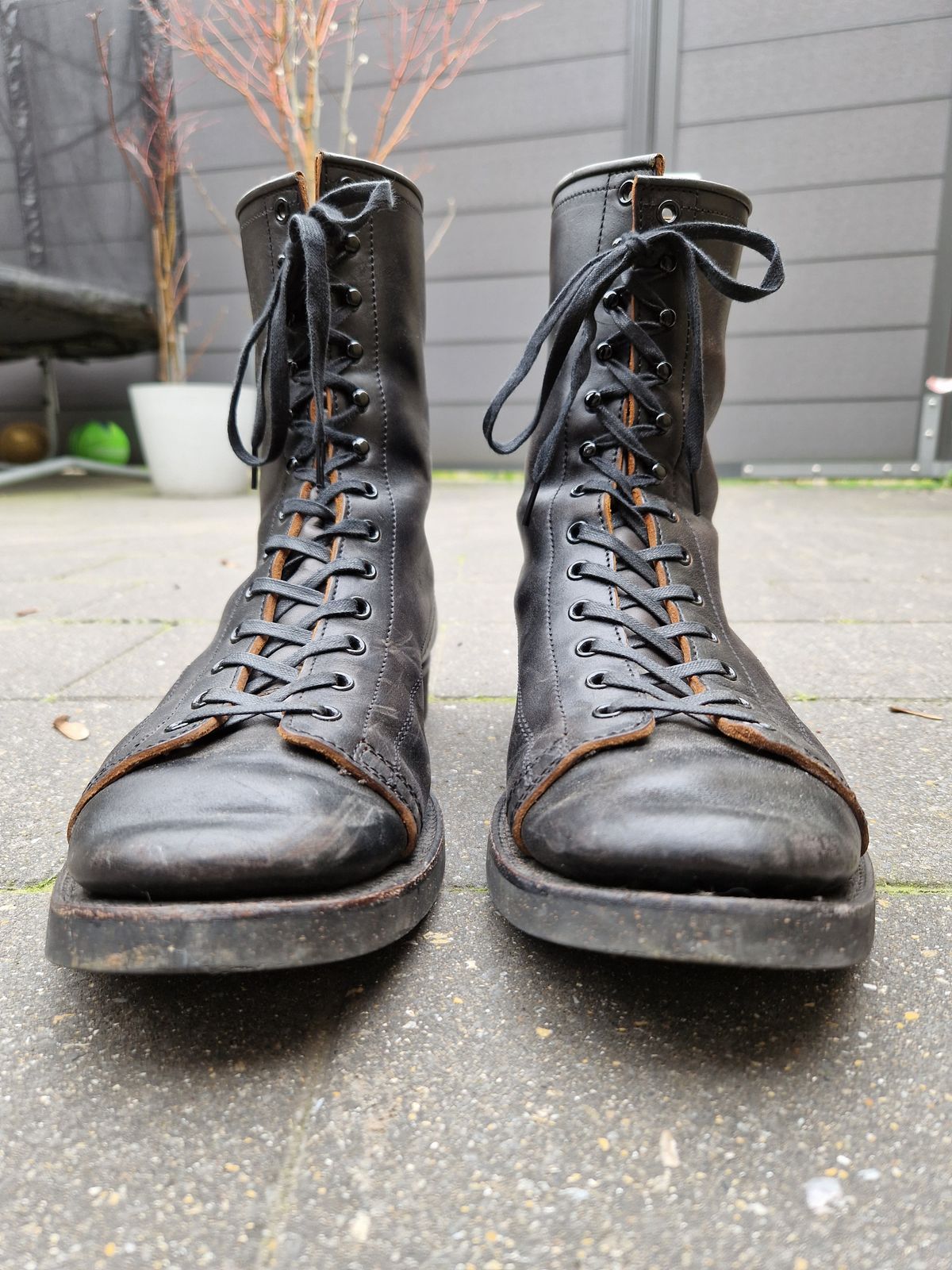 Photo by Chris007 on December 3, 2022 of the Clinch Gary Boots in Black-Overdyed Horsebutt.