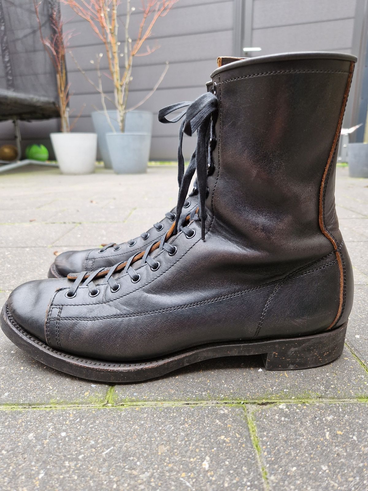 Photo by Chris007 on December 3, 2022 of the Clinch Gary Boots in Black-Overdyed Horsebutt.