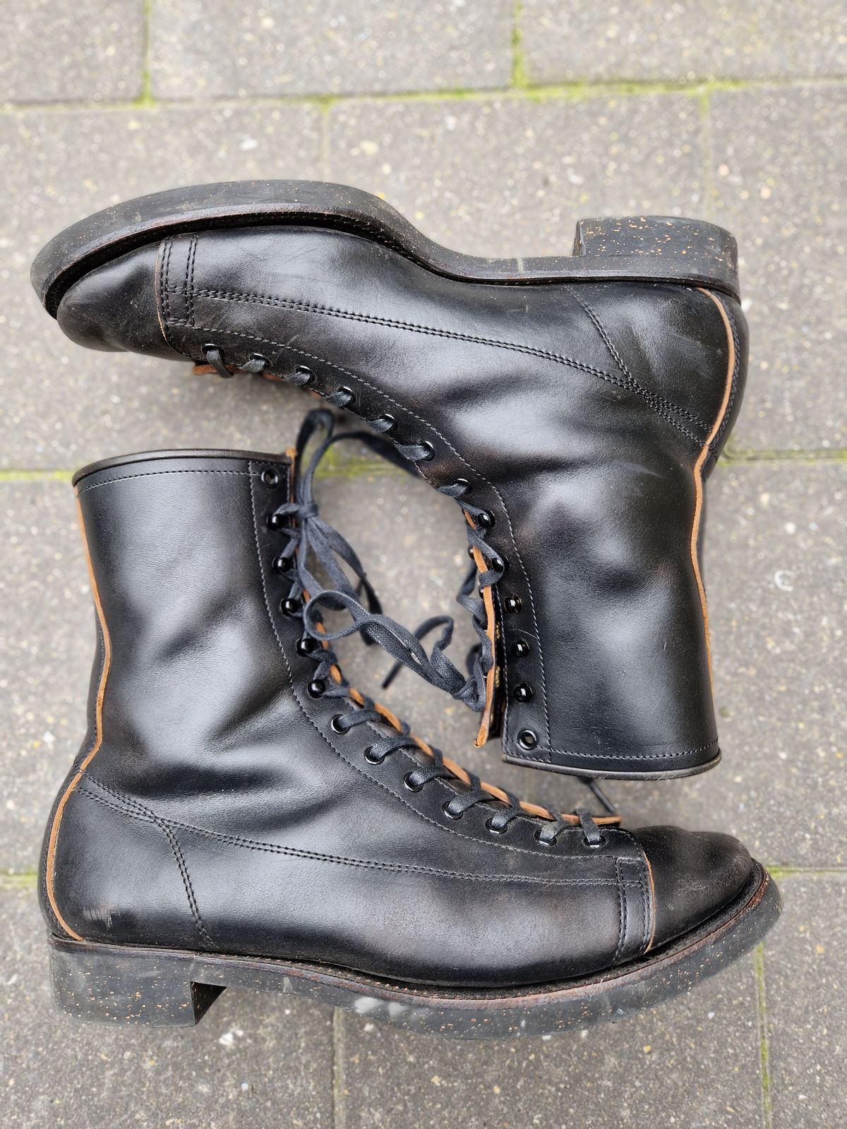 Photo by Chris007 on December 3, 2022 of the Clinch Gary Boots in Black-Overdyed Horsebutt.