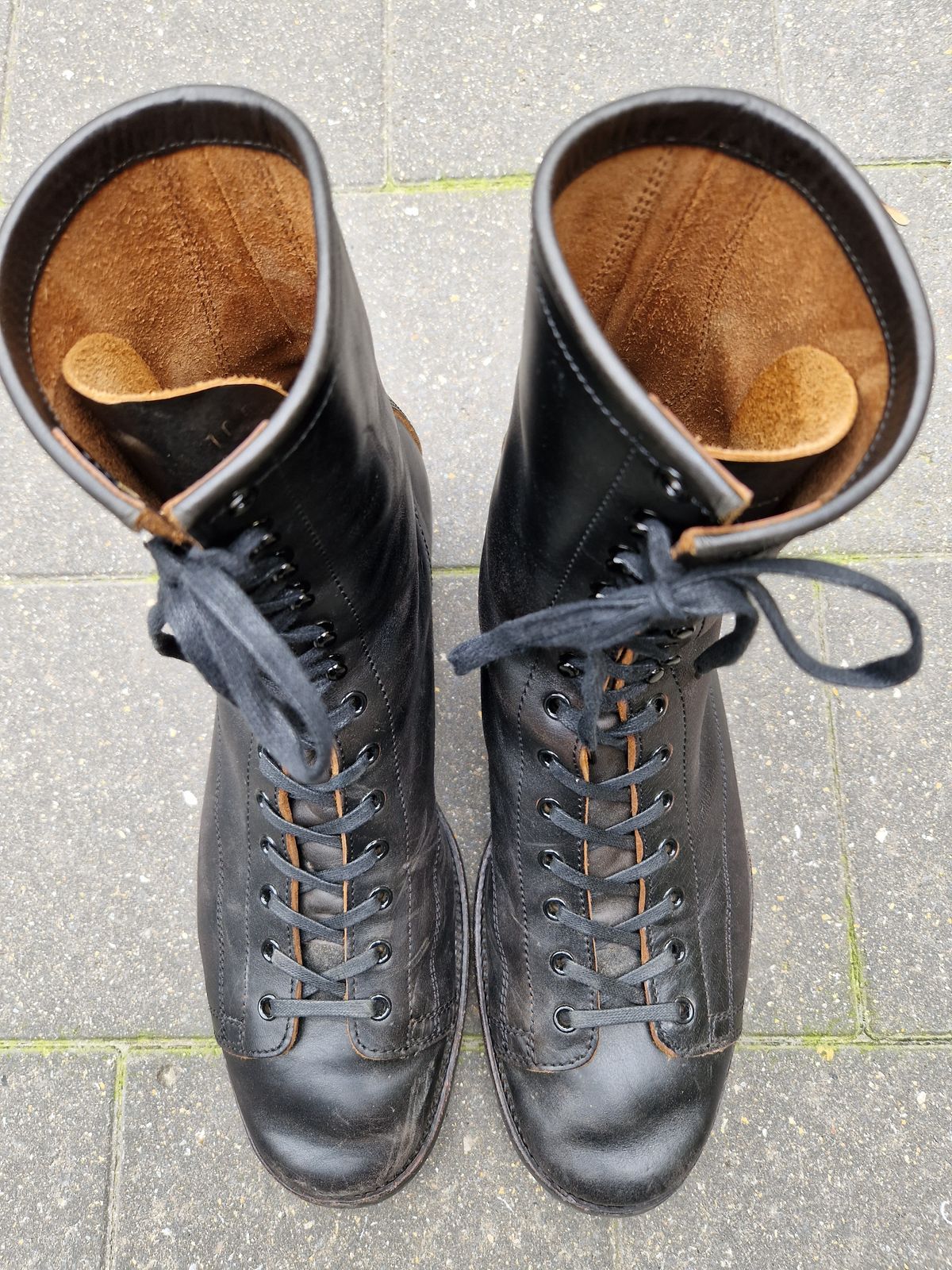 Photo by Chris007 on December 3, 2022 of the Clinch Gary Boots in Black-Overdyed Horsebutt.