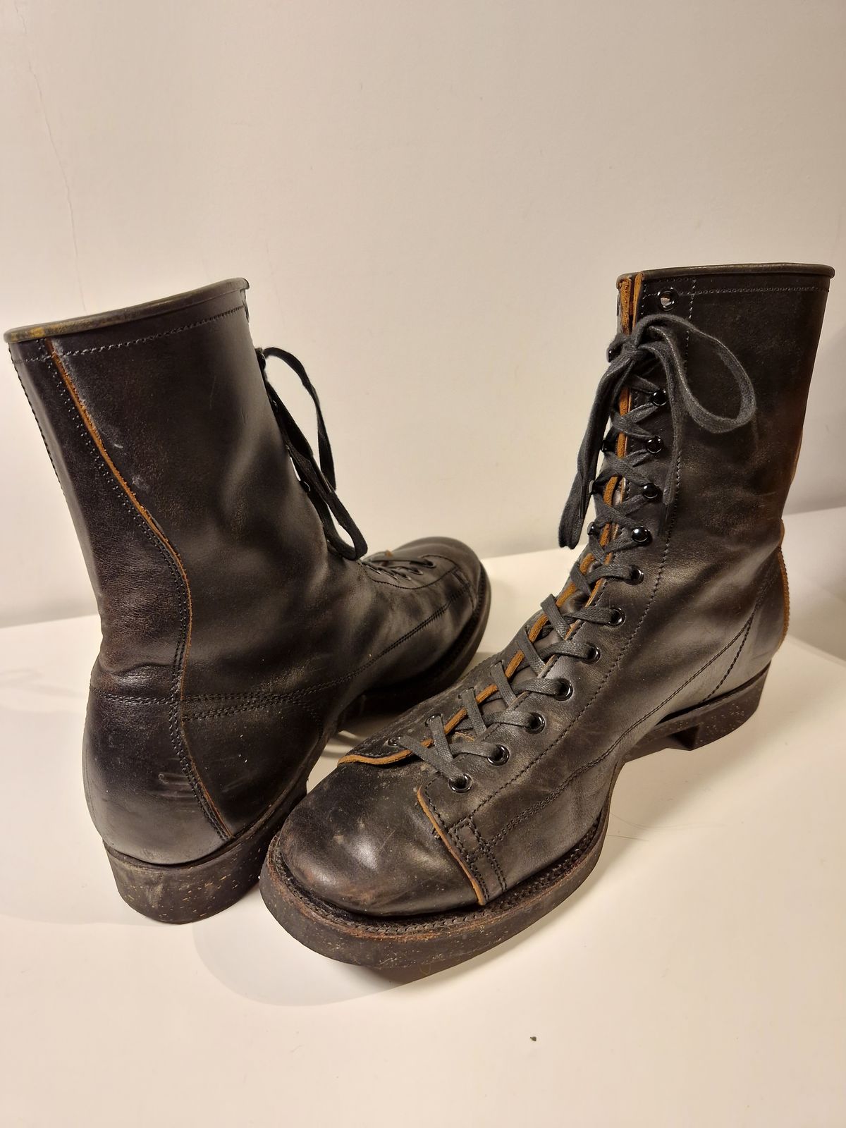 Photo by Chris007 on January 3, 2023 of the Clinch Gary Boots in Black-Overdyed Horsebutt.