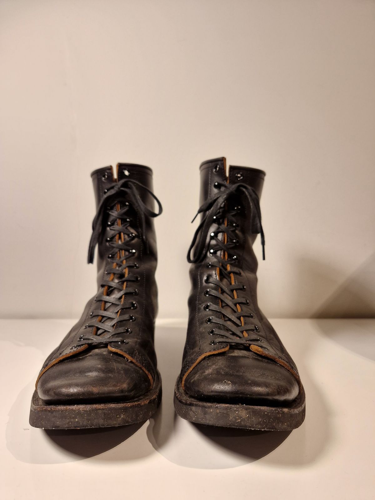 Photo by Chris007 on January 3, 2023 of the Clinch Gary Boots in Black-Overdyed Horsebutt.