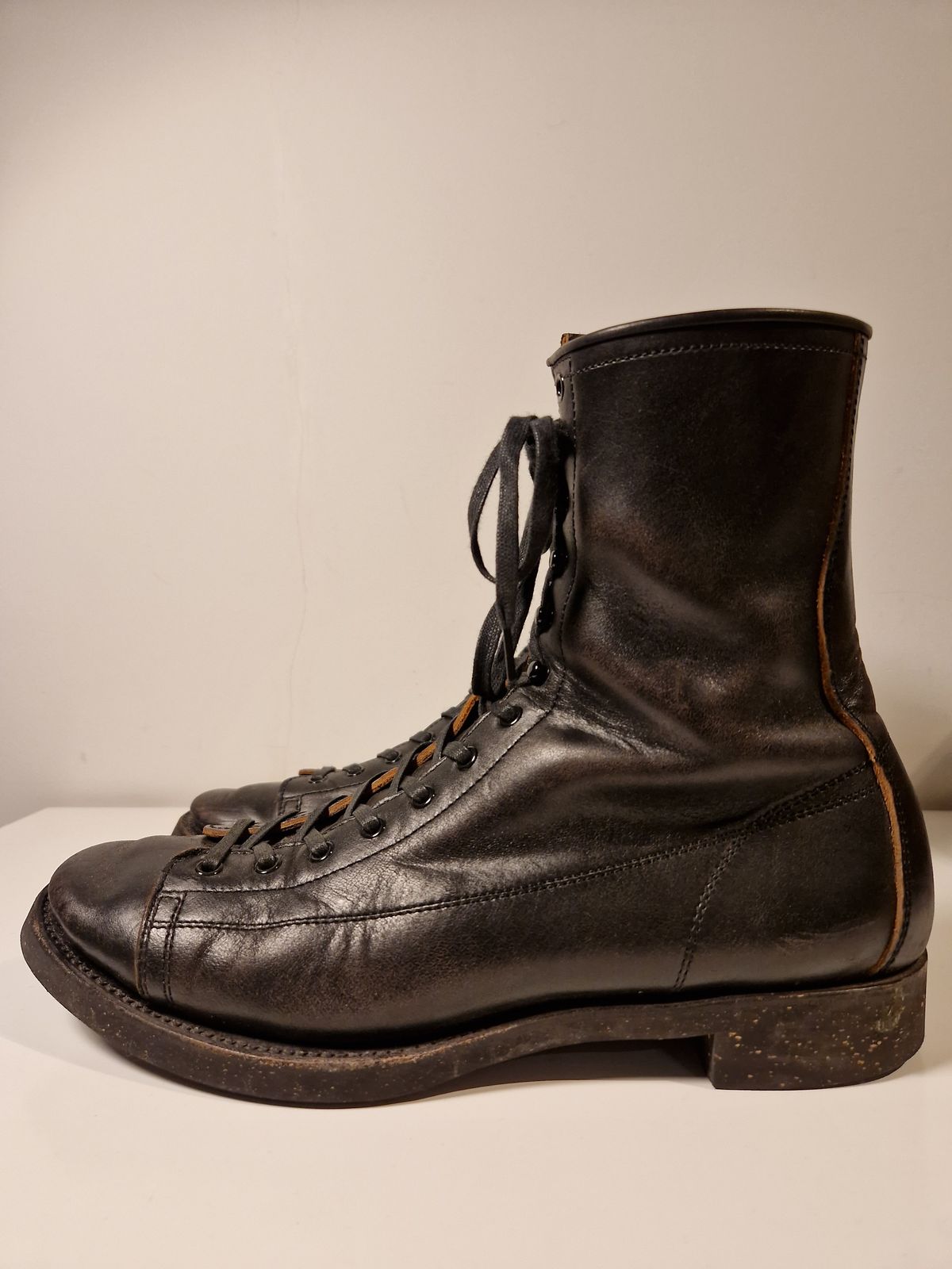 Photo by Chris007 on January 3, 2023 of the Clinch Gary Boots in Black-Overdyed Horsebutt.