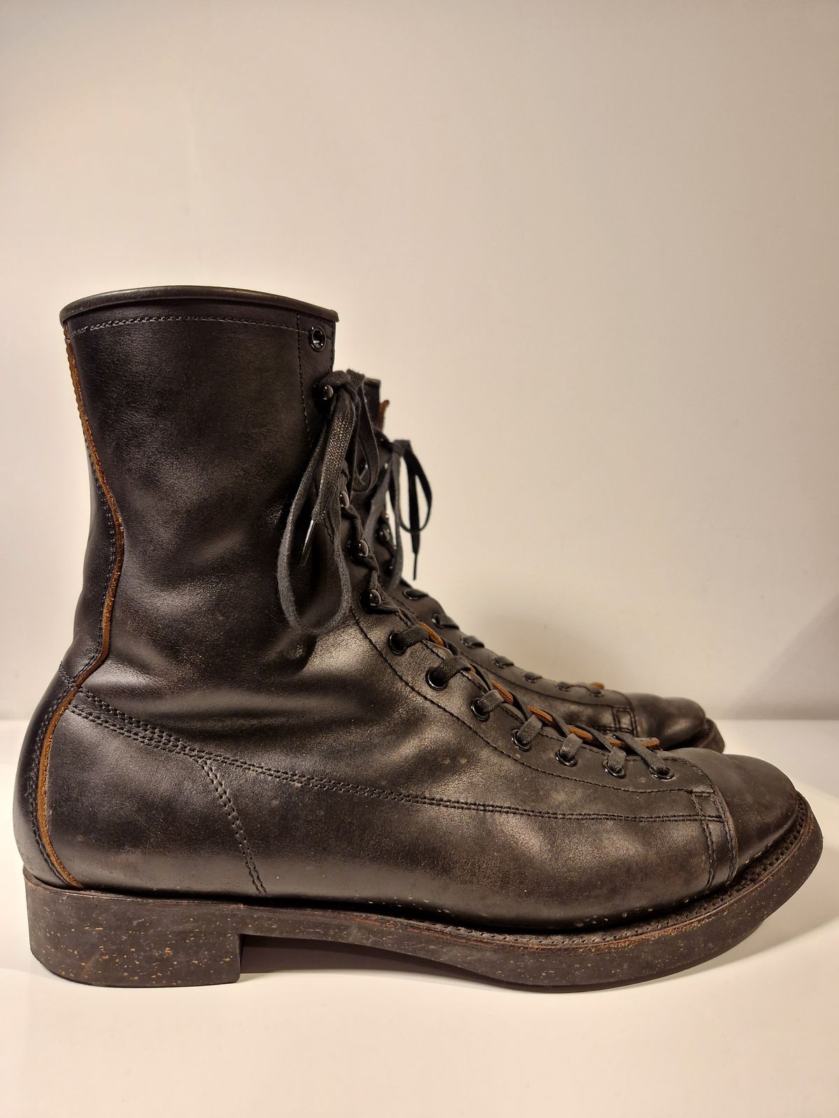 Photo by Chris007 on January 3, 2023 of the Clinch Gary Boots in Black-Overdyed Horsebutt.