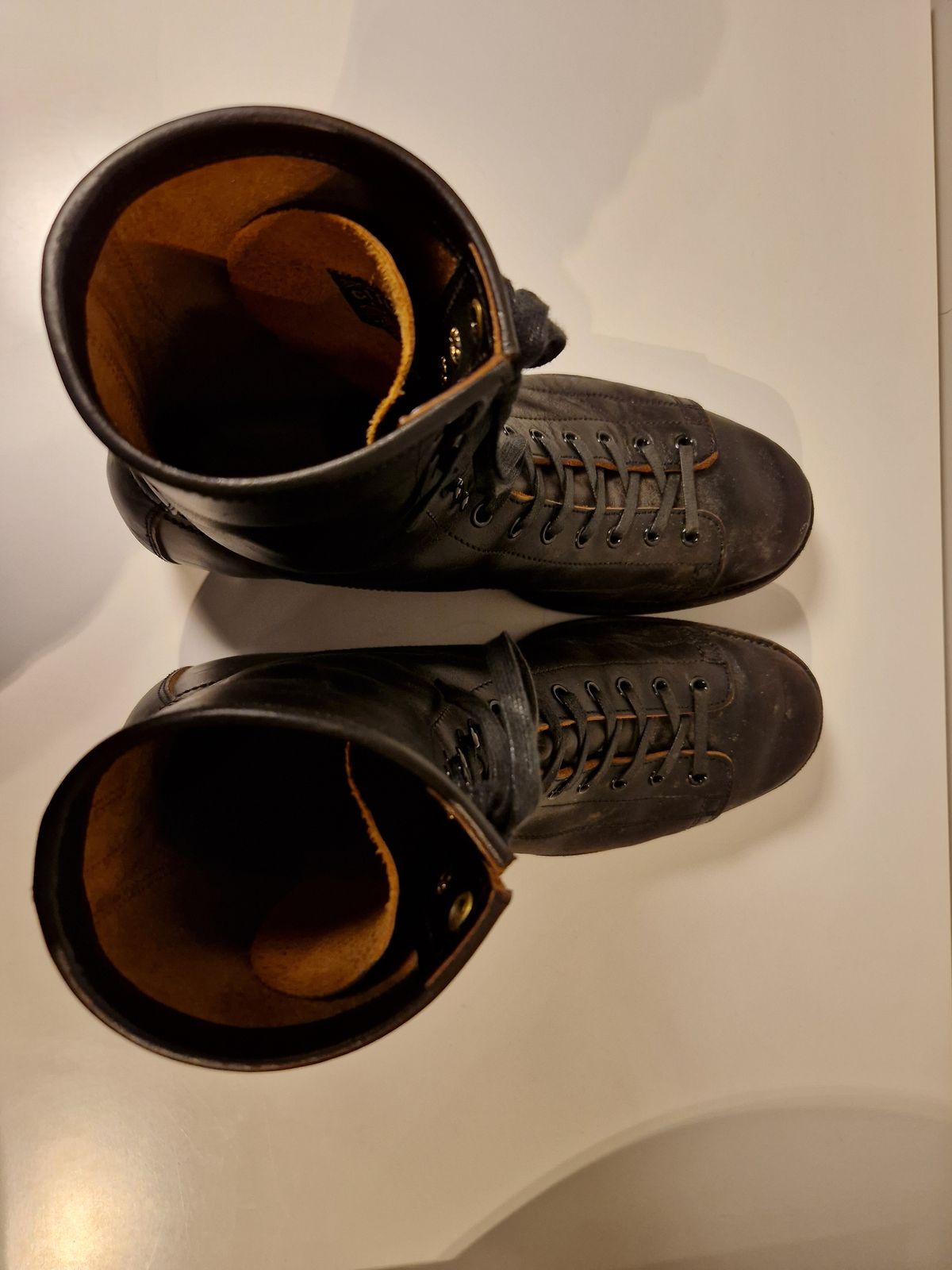 Photo by Chris007 on January 3, 2023 of the Clinch Gary Boots in Black-Overdyed Horsebutt.