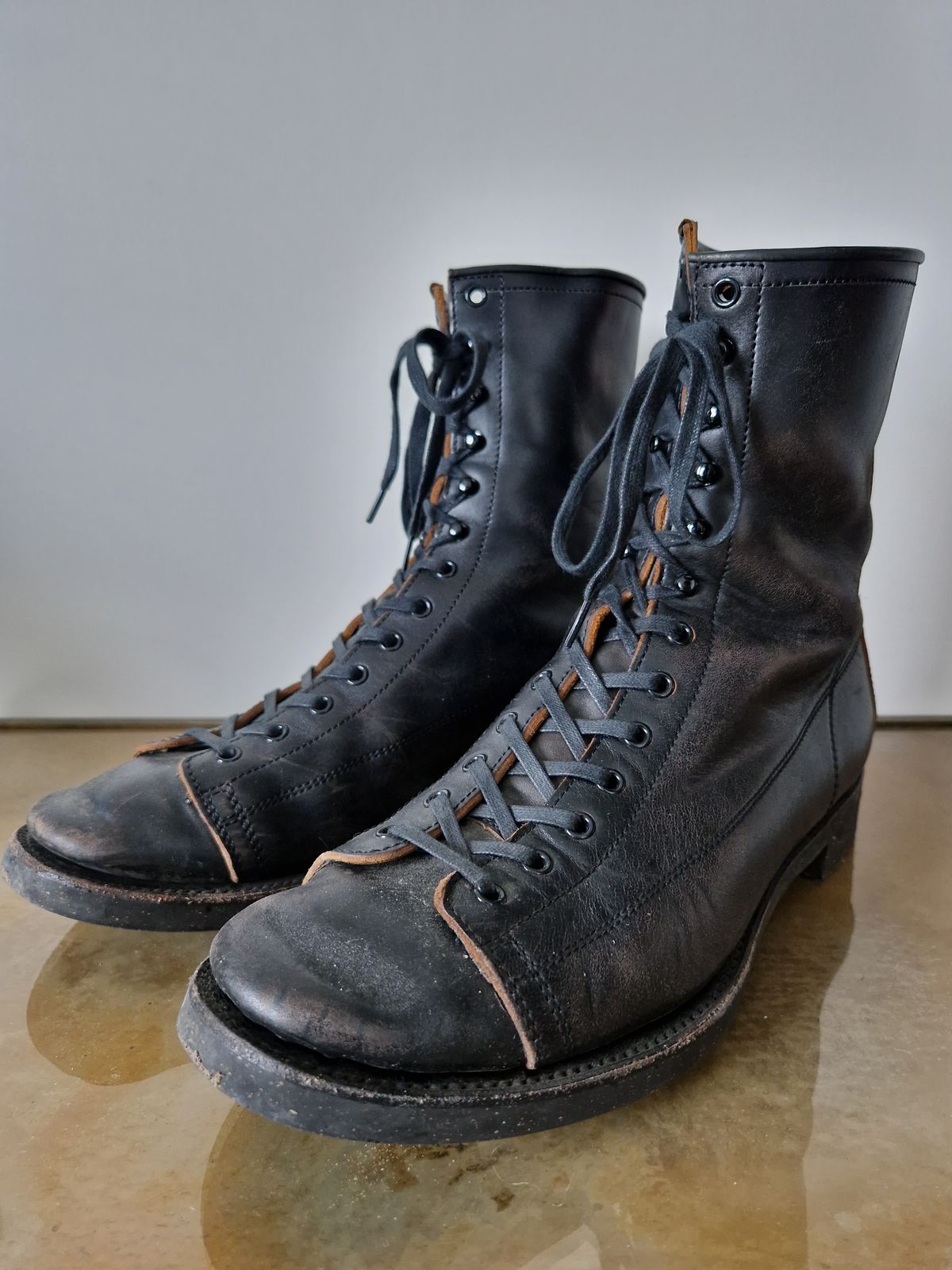 Photo by Chris007 on February 5, 2023 of the Clinch Gary Boots in Black-Overdyed Horsebutt.