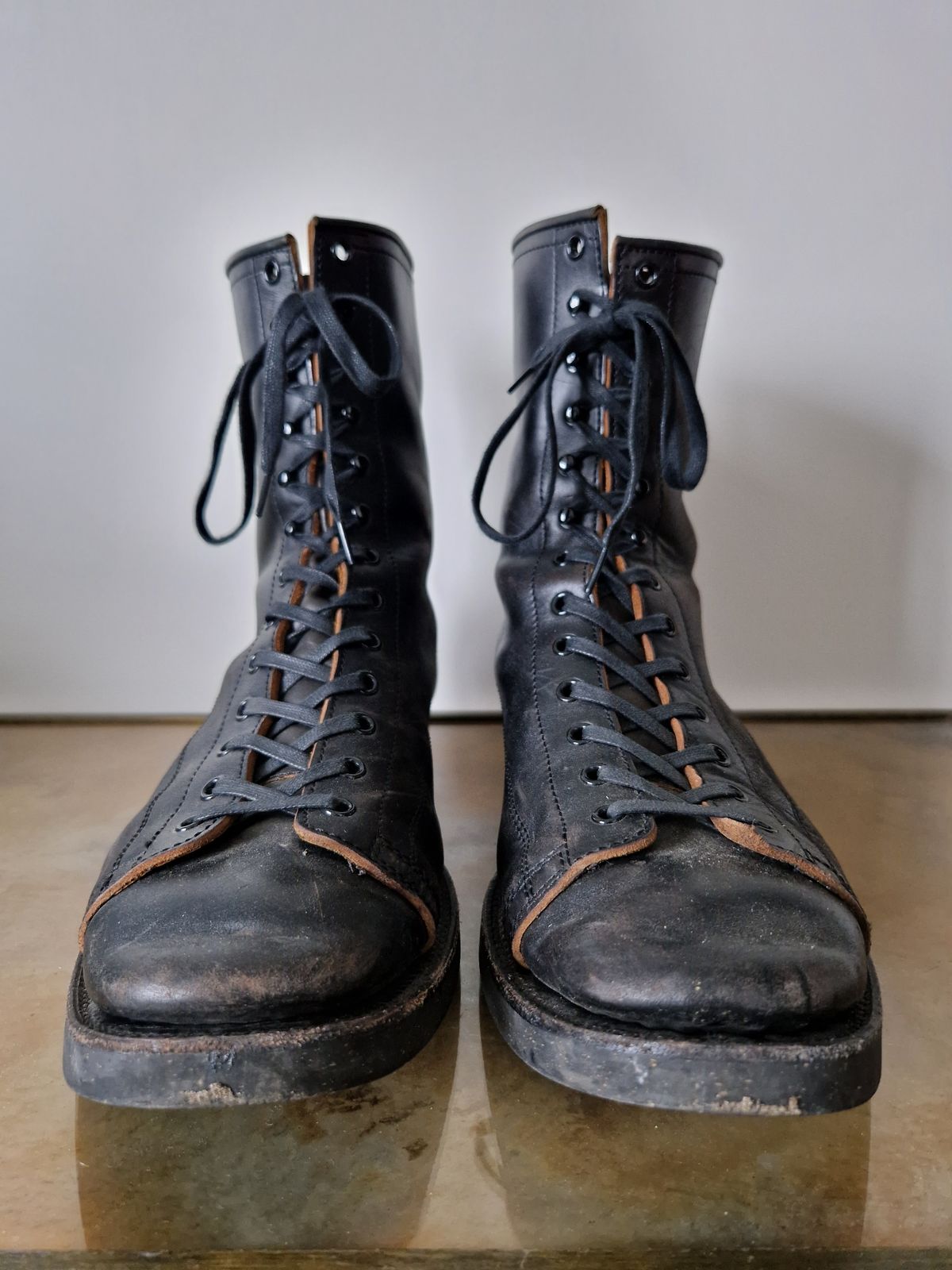 Photo by Chris007 on February 5, 2023 of the Clinch Gary Boots in Black-Overdyed Horsebutt.