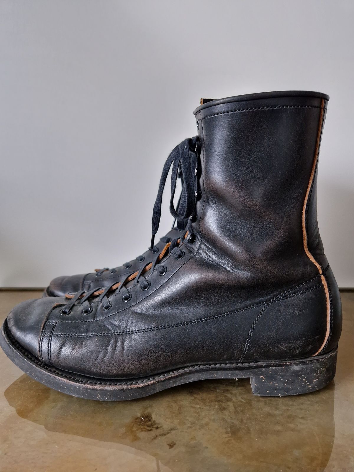 Photo by Chris007 on February 5, 2023 of the Clinch Gary Boots in Black-Overdyed Horsebutt.