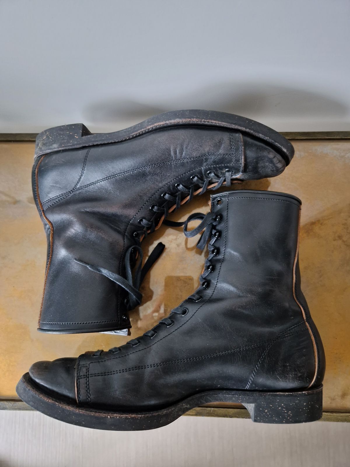 Photo by Chris007 on February 5, 2023 of the Clinch Gary Boots in Black-Overdyed Horsebutt.