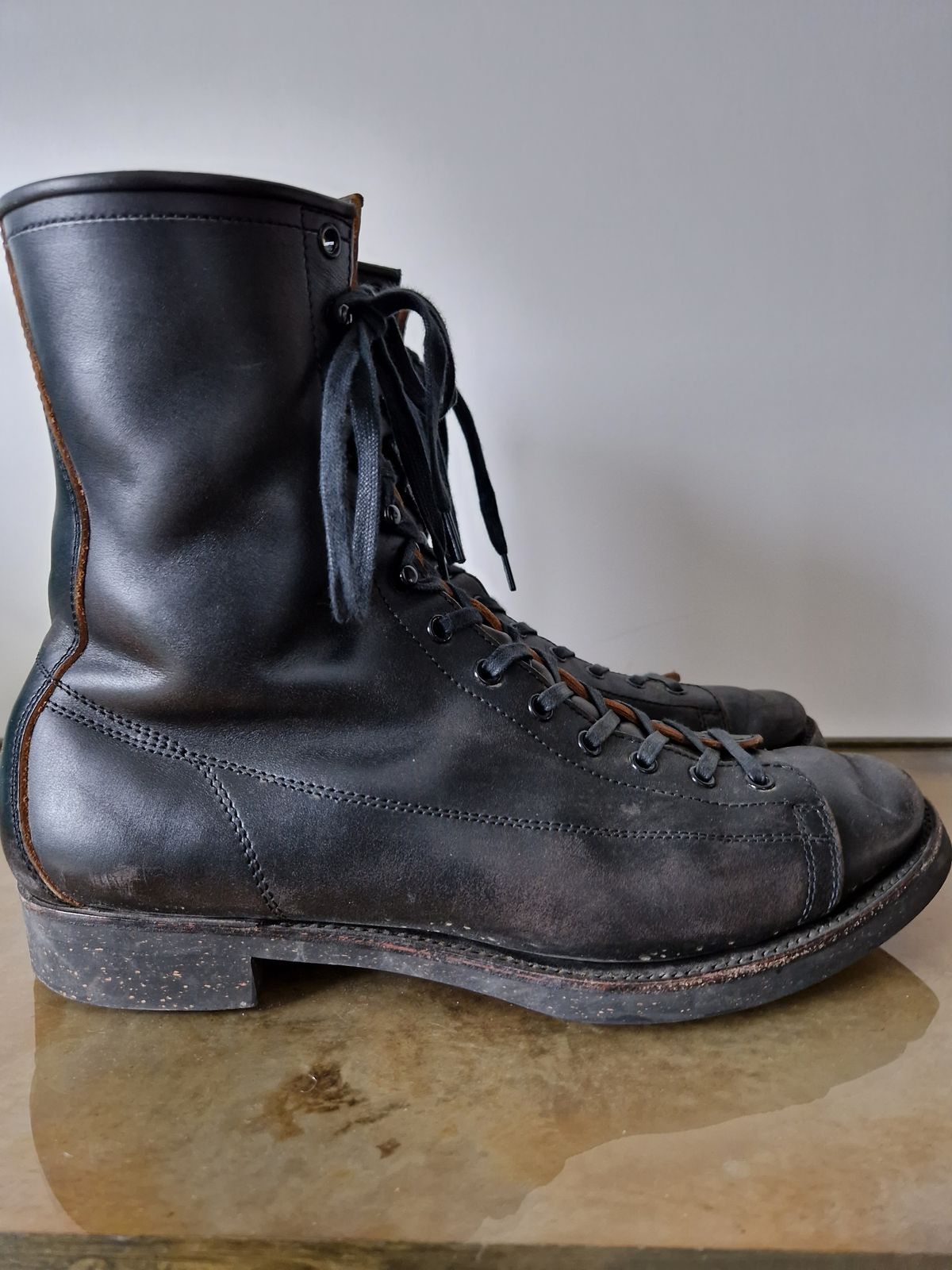 Photo by Chris007 on February 5, 2023 of the Clinch Gary Boots in Black-Overdyed Horsebutt.