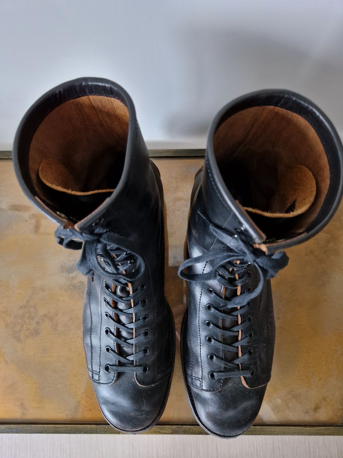 Photo by Chris007 on February 5, 2023 of the Clinch Gary Boots in Black-Overdyed Horsebutt.