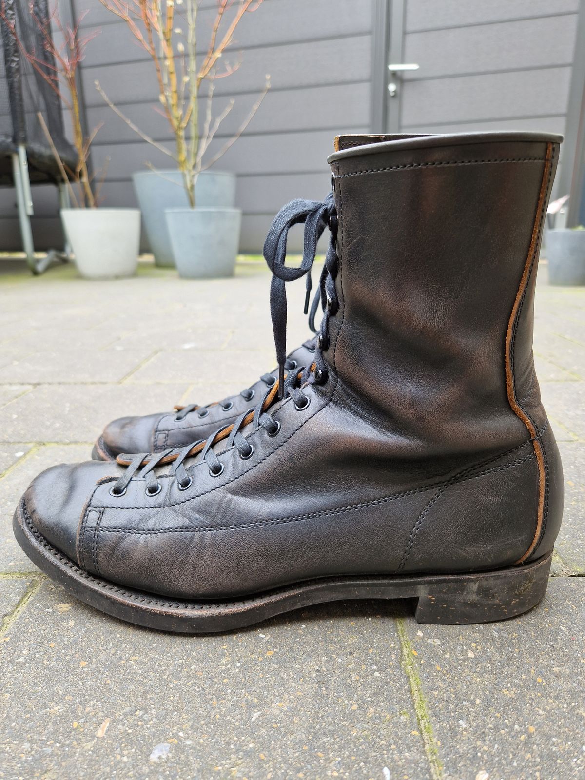 Photo by Chris007 on March 4, 2023 of the Clinch Gary Boots in Black-Overdyed Horsebutt.