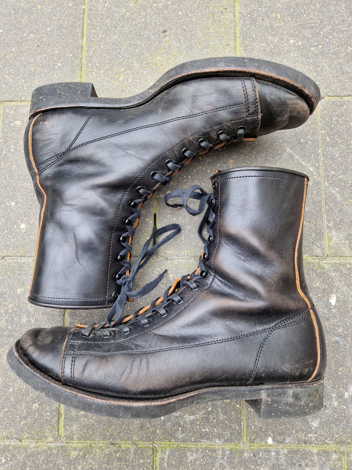 Photo by Chris007 on March 4, 2023 of the Clinch Gary Boots in Black-Overdyed Horsebutt.