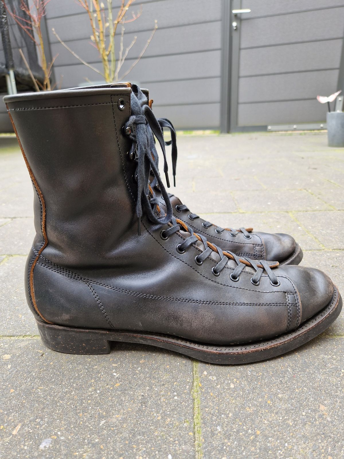 Photo by Chris007 on March 4, 2023 of the Clinch Gary Boots in Black-Overdyed Horsebutt.
