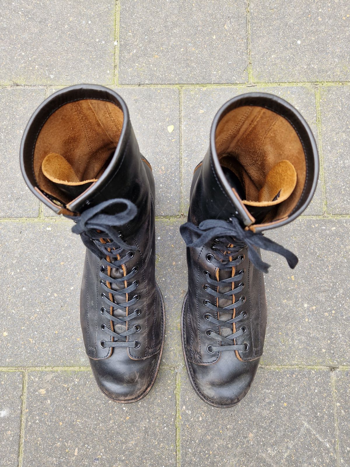 Photo by Chris007 on March 4, 2023 of the Clinch Gary Boots in Black-Overdyed Horsebutt.