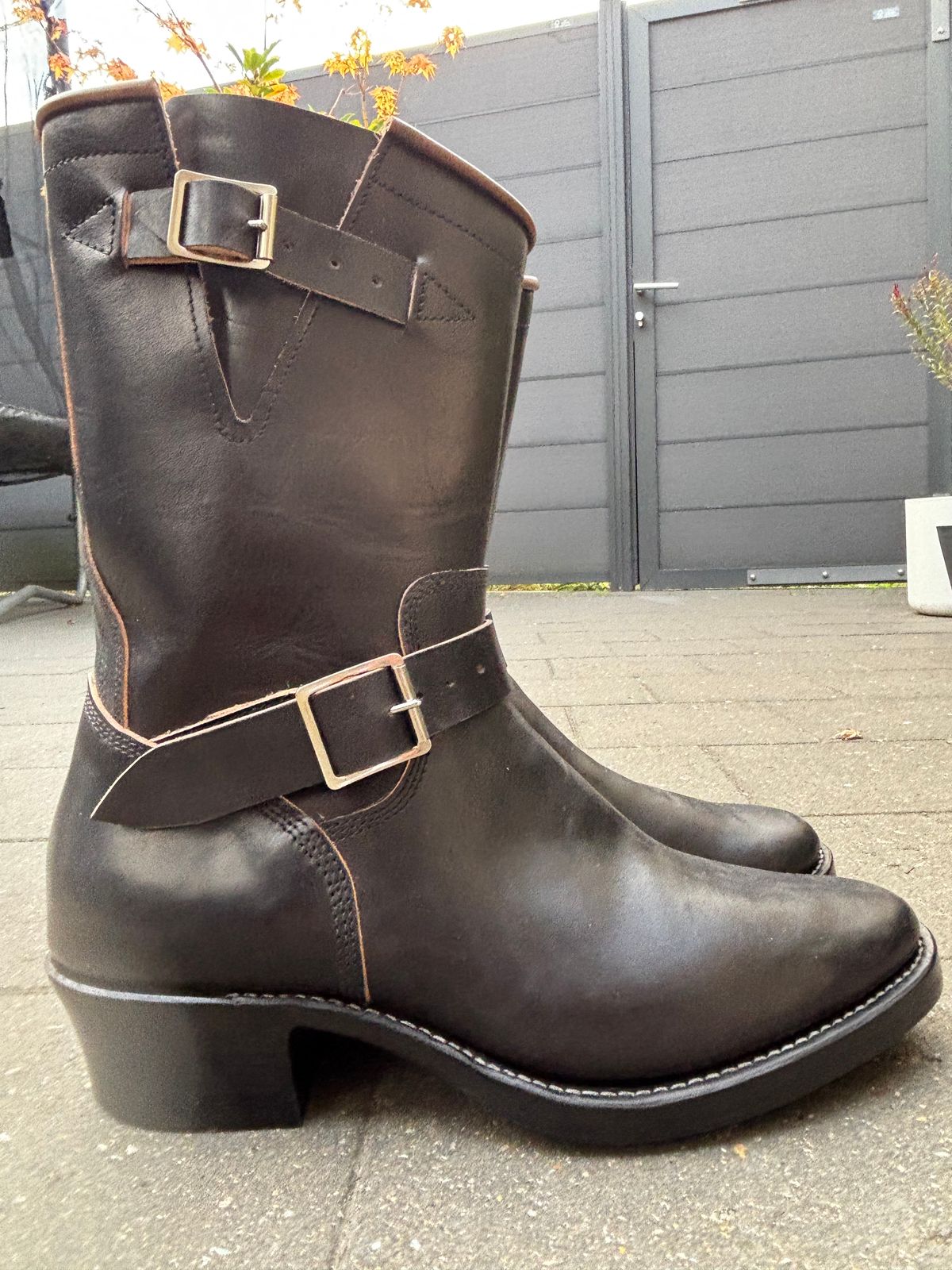 Photo by Chris007 on October 1, 2025 of the Raland Bootmaker Engineers in Maryam Black Horsebutt.