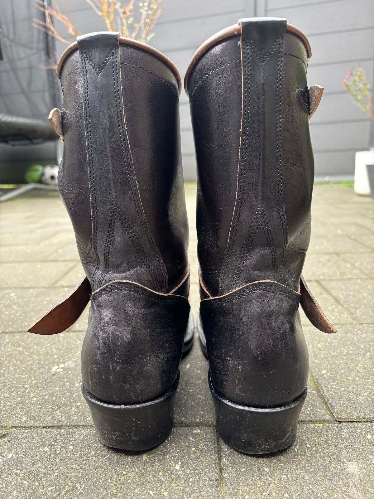 Photo by Chris007 on November 30, 2025 of the Raland Bootmaker Engineers in Maryam Black Horsebutt.