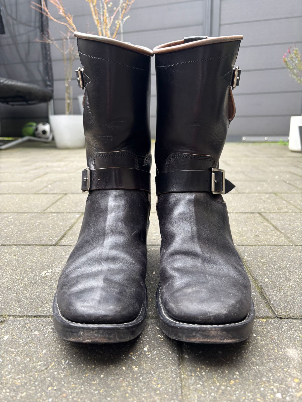 Photo by Chris007 on November 30, 2025 of the Raland Bootmaker Engineers in Maryam Black Horsebutt.