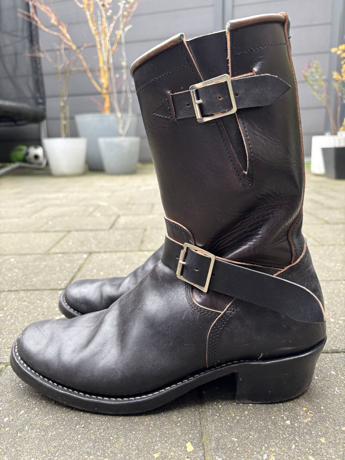 Photo by Chris007 on November 30, 2025 of the Raland Bootmaker Engineers in Maryam Black Horsebutt.