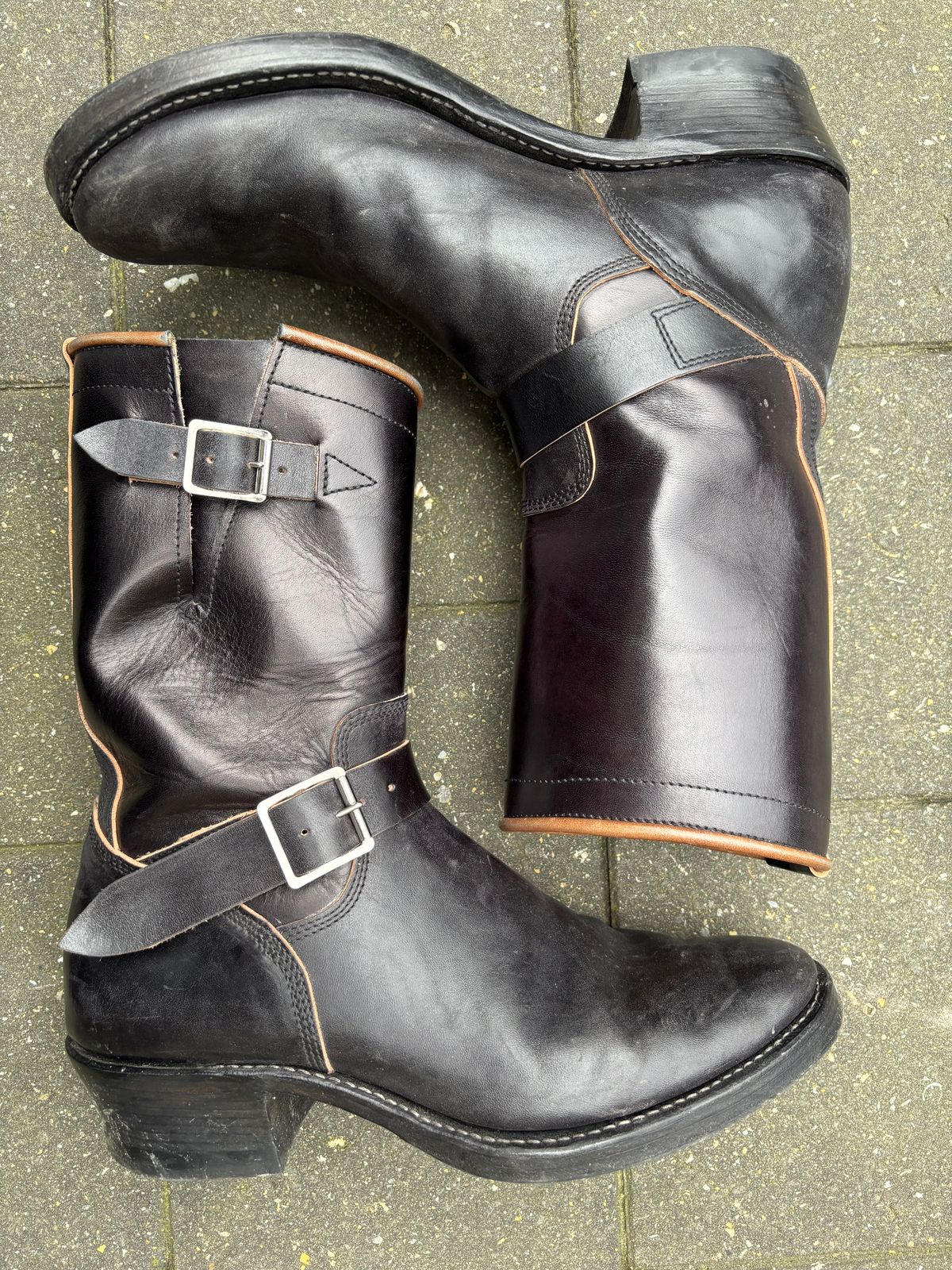 Photo by Chris007 on November 30, 2025 of the Raland Bootmaker Engineers in Maryam Black Horsebutt.