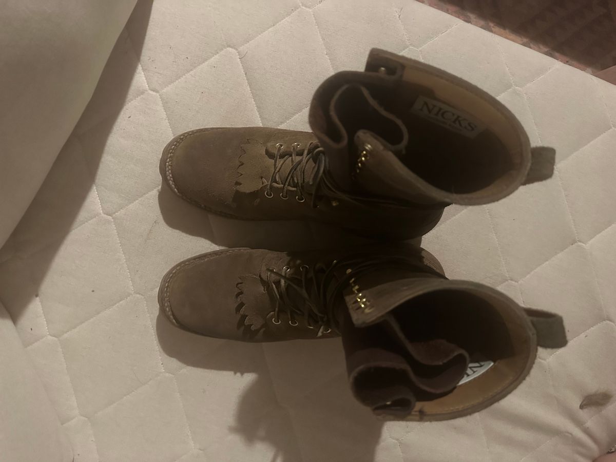 Photo by RunningBearWest on January 6, 2023 of the Nicks BuilderPro in Seidel MaxSupport Tan Roughout.