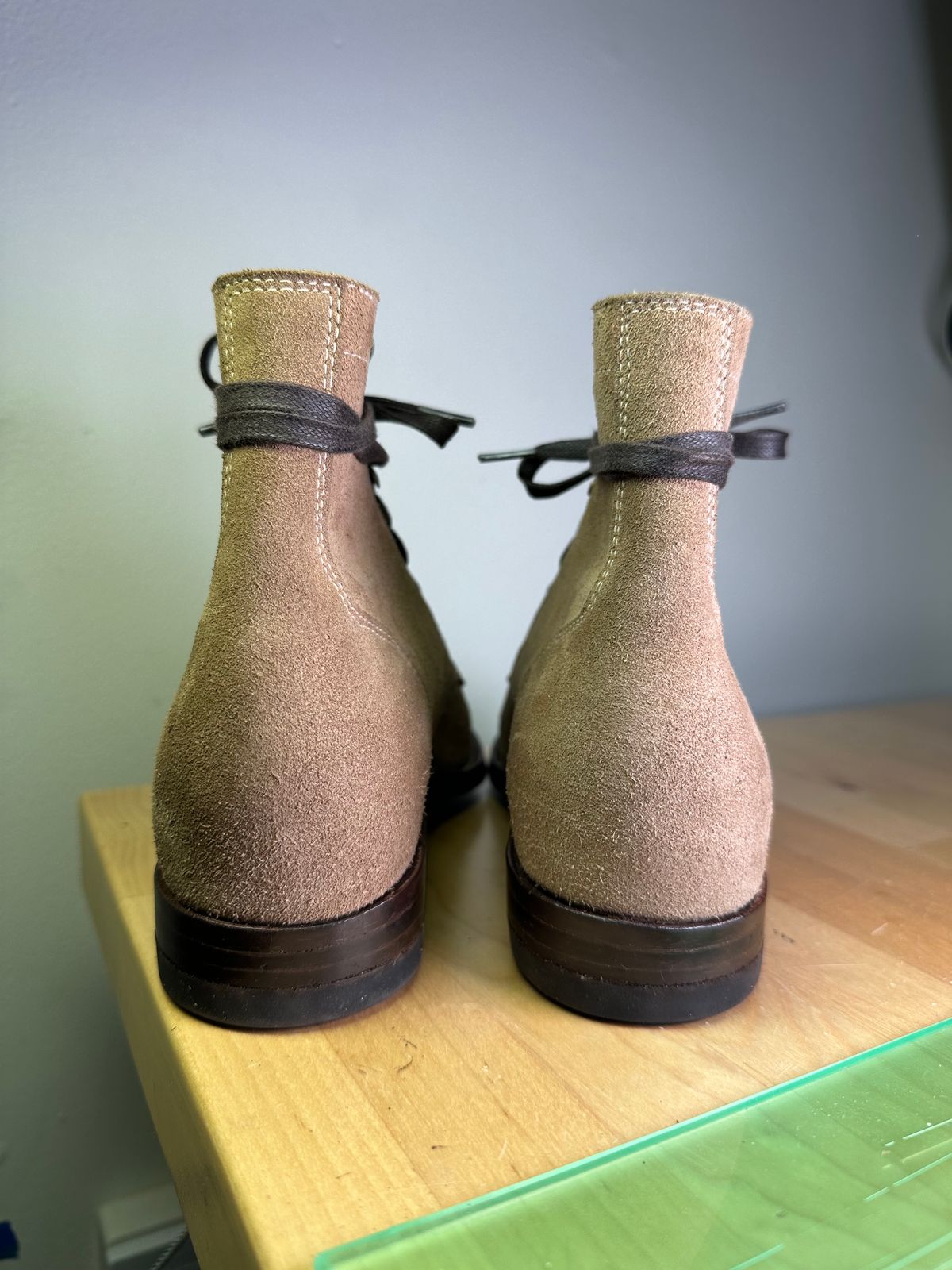 Photo by CopperyFoil on November 9, 2023 of the CopperyFoil Service Boot in Horween Marine Field Roughout.