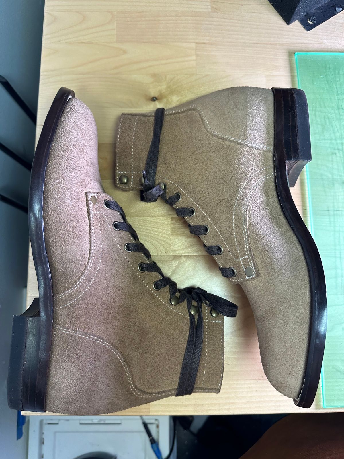 Photo by CopperyFoil on November 9, 2023 of the CopperyFoil Service Boot in Horween Marine Field Roughout.