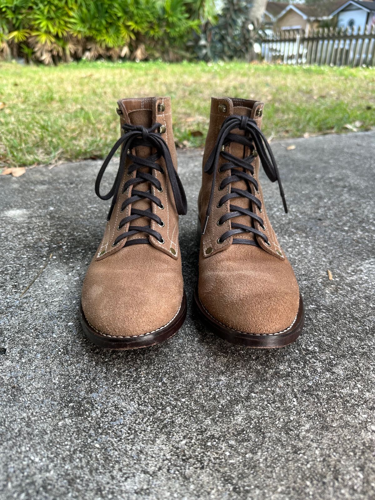 Photo by CopperyFoil on December 5, 2023 of the CopperyFoil Service Boot in Horween Marine Field Roughout.