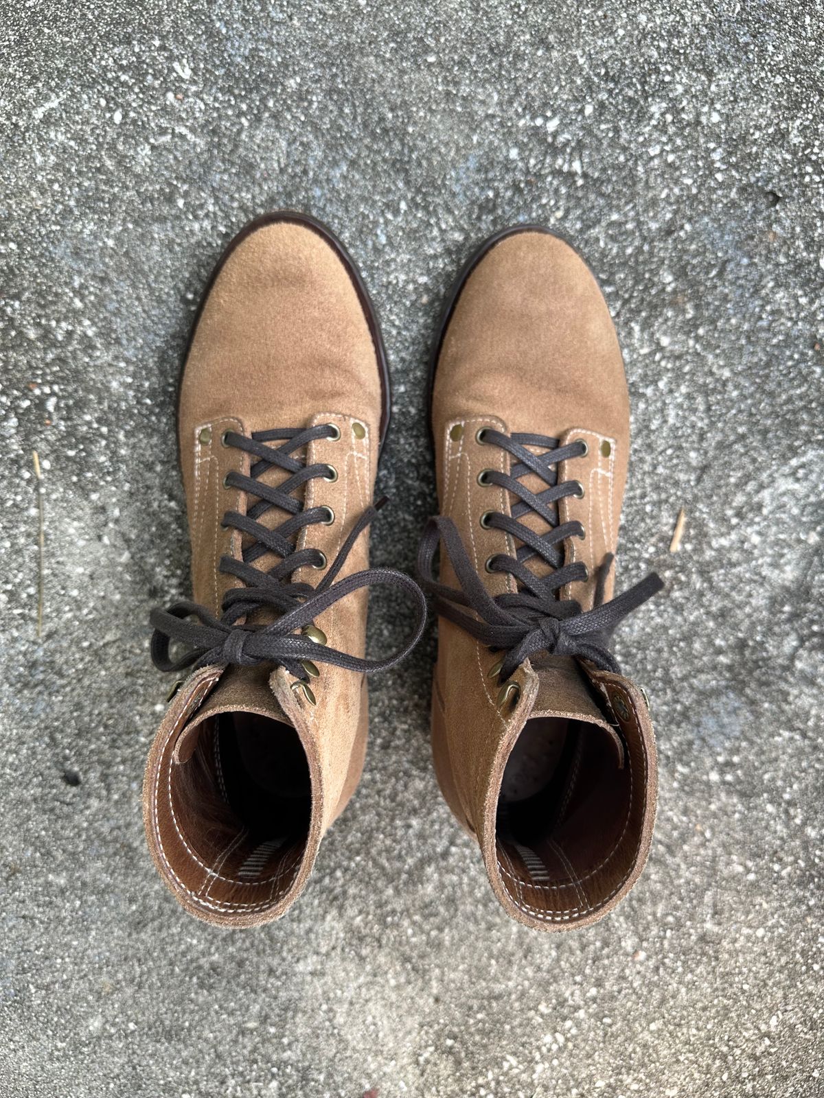 Photo by CopperyFoil on December 5, 2023 of the CopperyFoil Service Boot in Horween Marine Field Roughout.