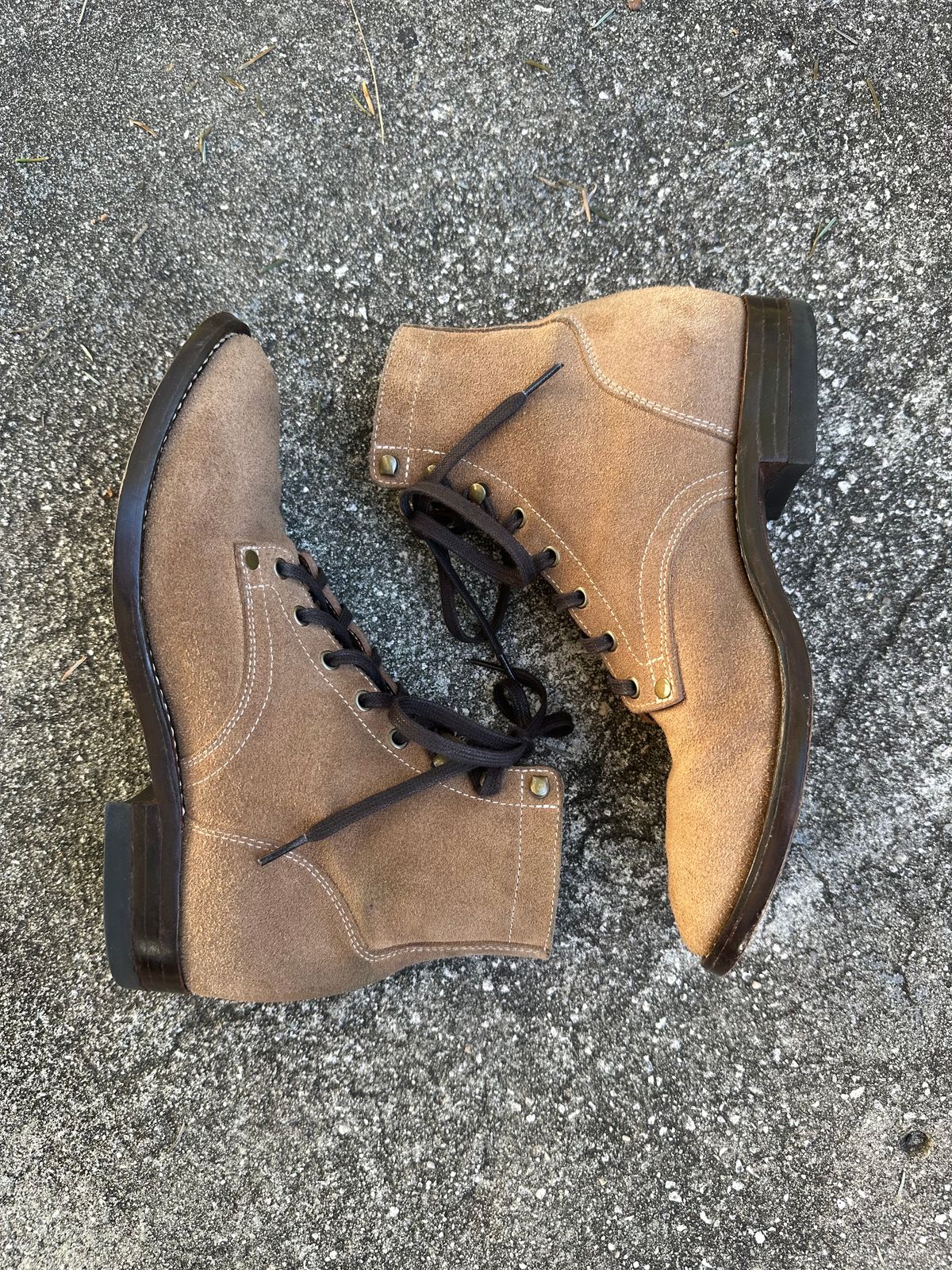 Photo by CopperyFoil on January 5, 2024 of the CopperyFoil Service Boot in Horween Marine Field Roughout.