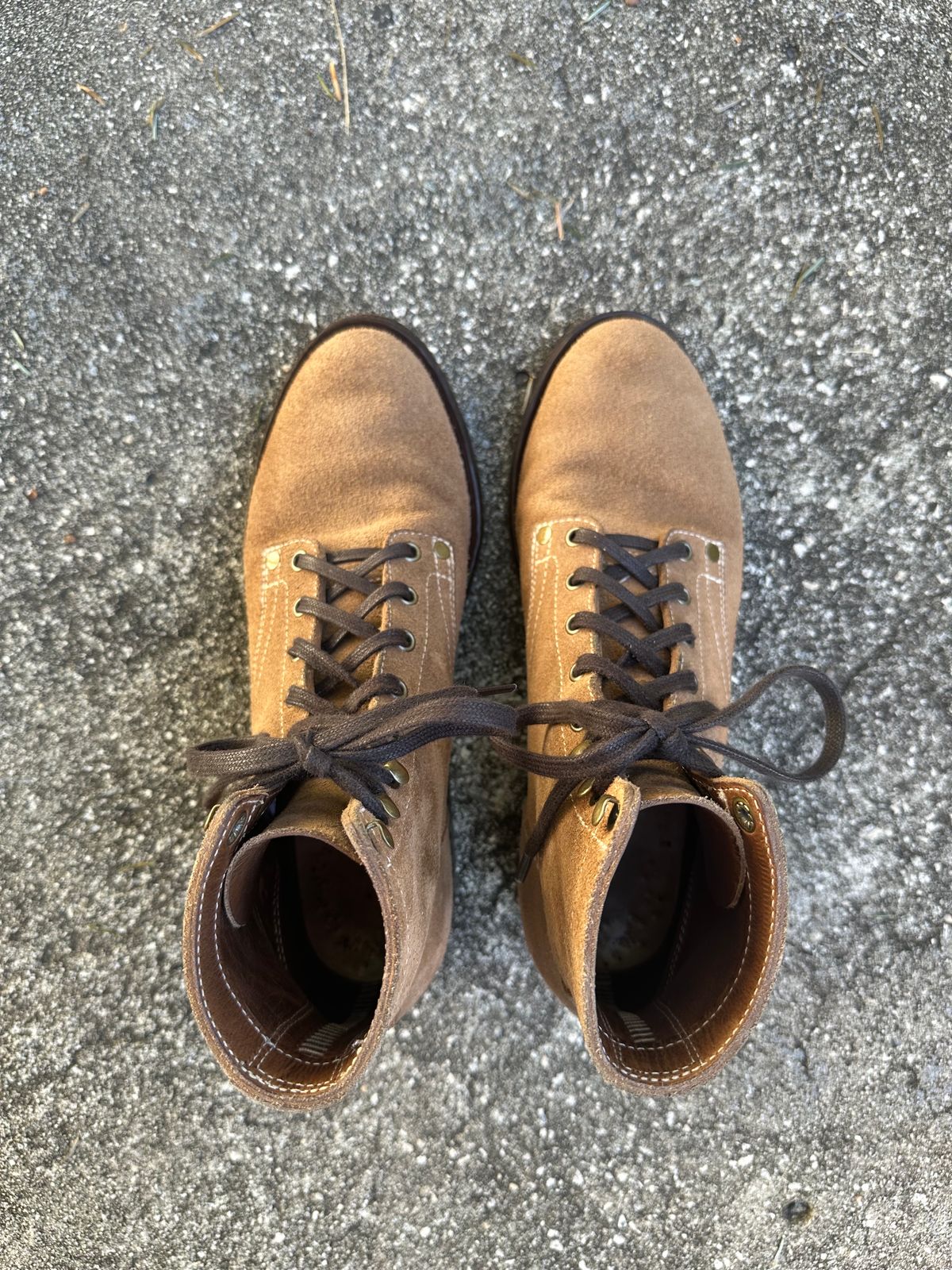 Photo by CopperyFoil on January 5, 2024 of the CopperyFoil Service Boot in Horween Marine Field Roughout.