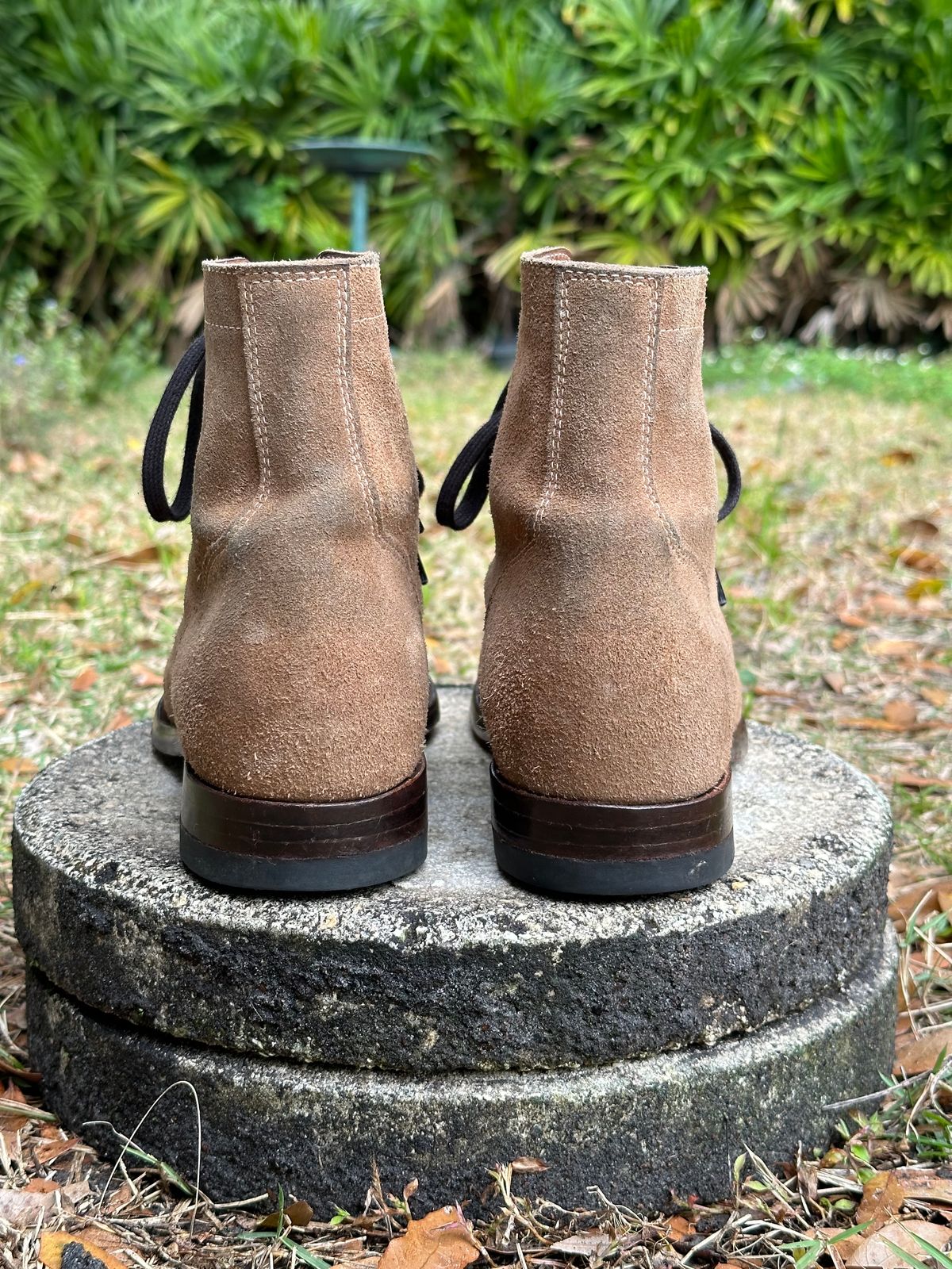 Photo by CopperyFoil on February 4, 2024 of the CopperyFoil Service Boot in Horween Marine Field Roughout.
