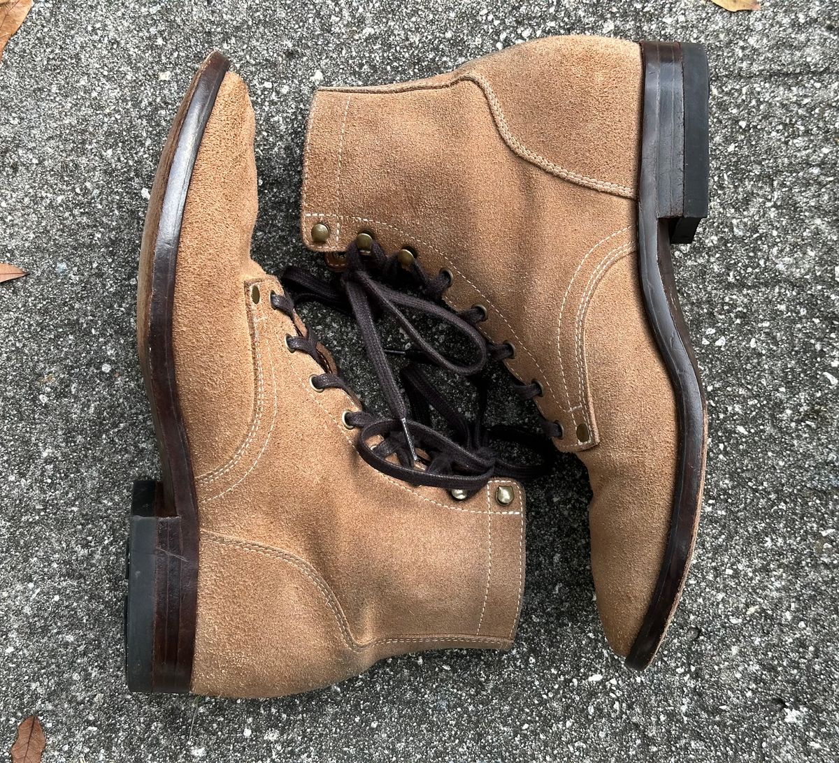 Photo by CopperyFoil on February 4, 2024 of the CopperyFoil Service Boot in Horween Marine Field Roughout.